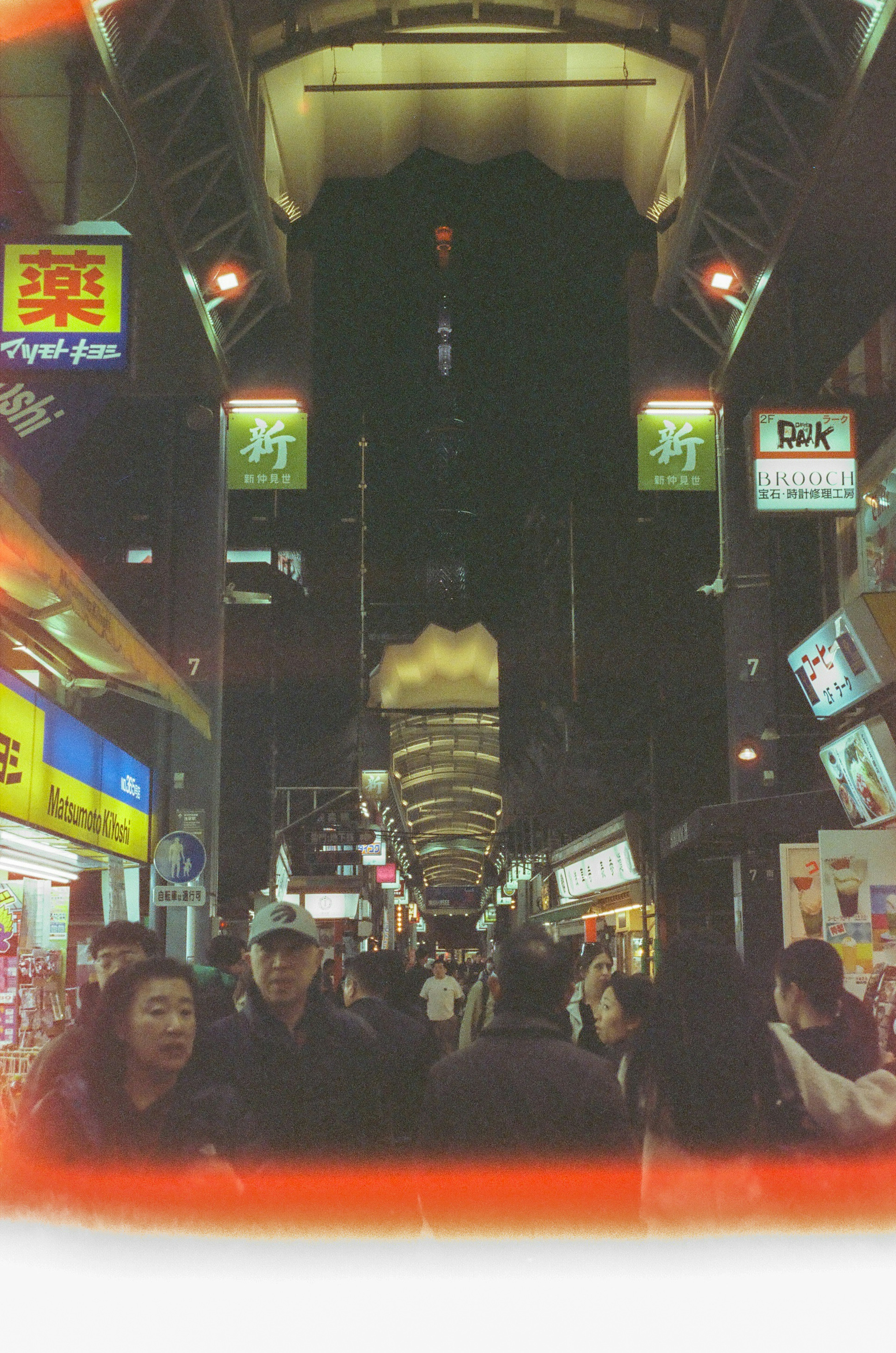 夜の繁華街の賑わいとネオンの看板