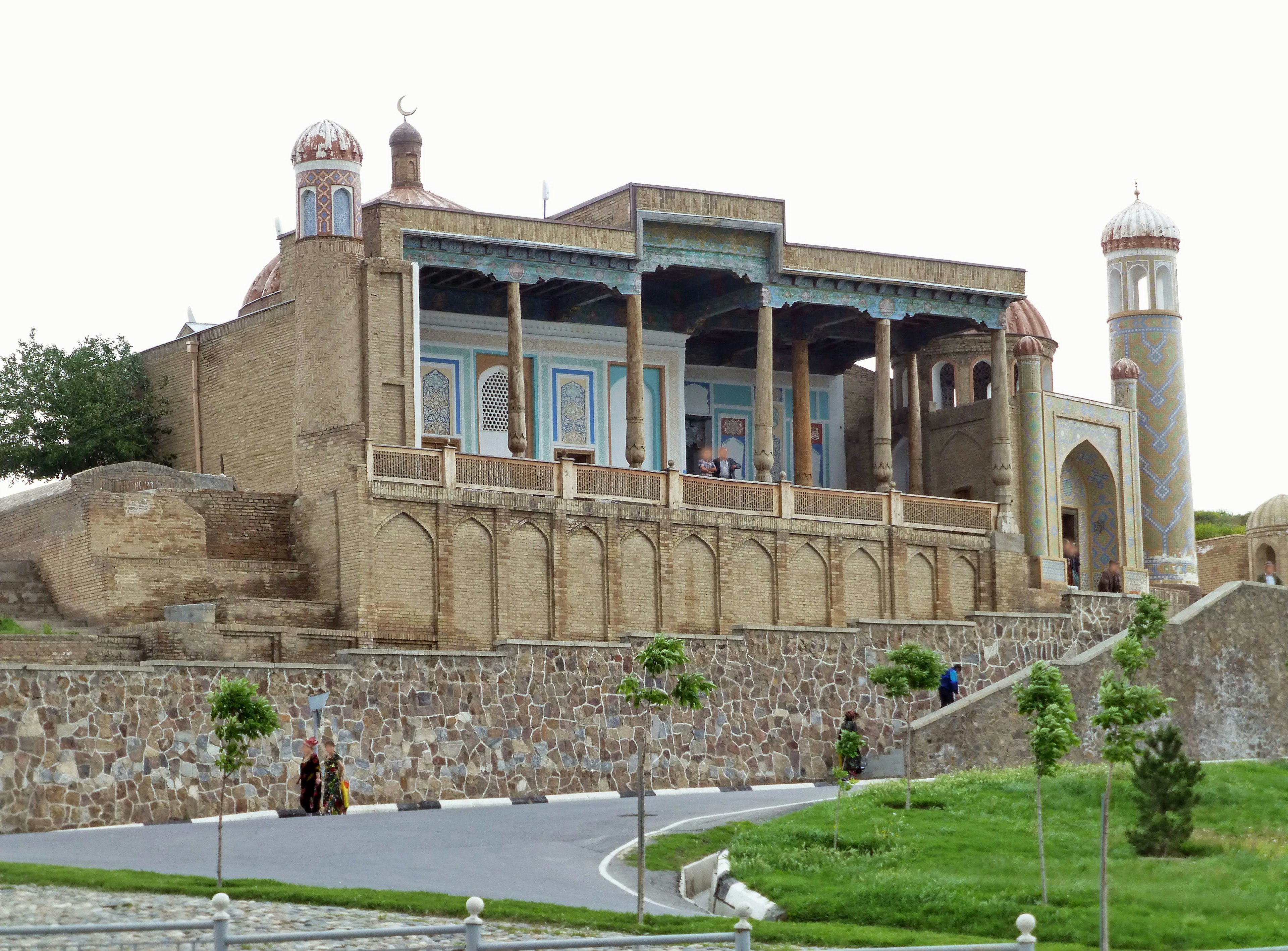 Edificio architettonico storico in Azerbaigian con muri di pietra e colonne blu