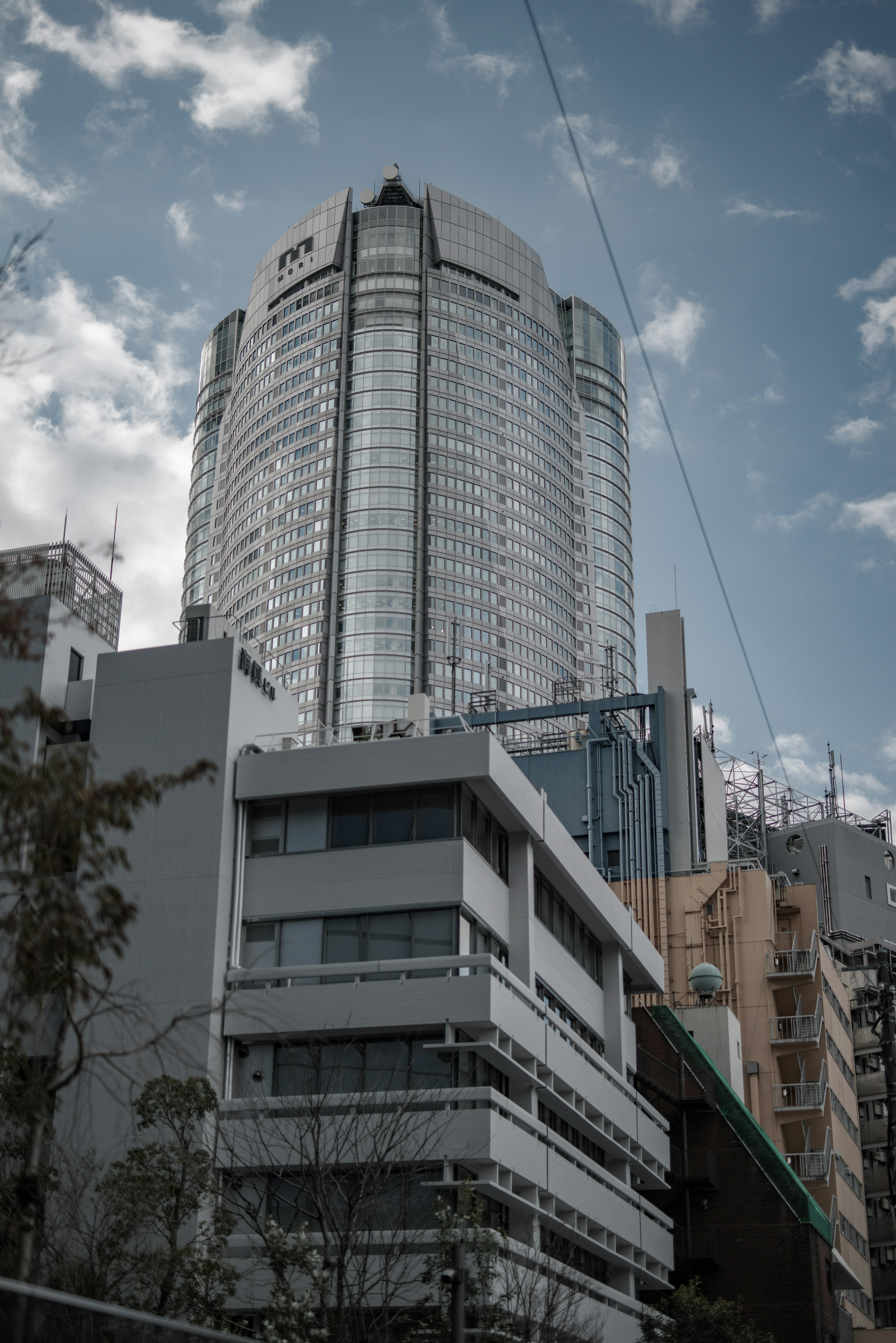 Paisaje urbano con un rascacielos y edificios circundantes