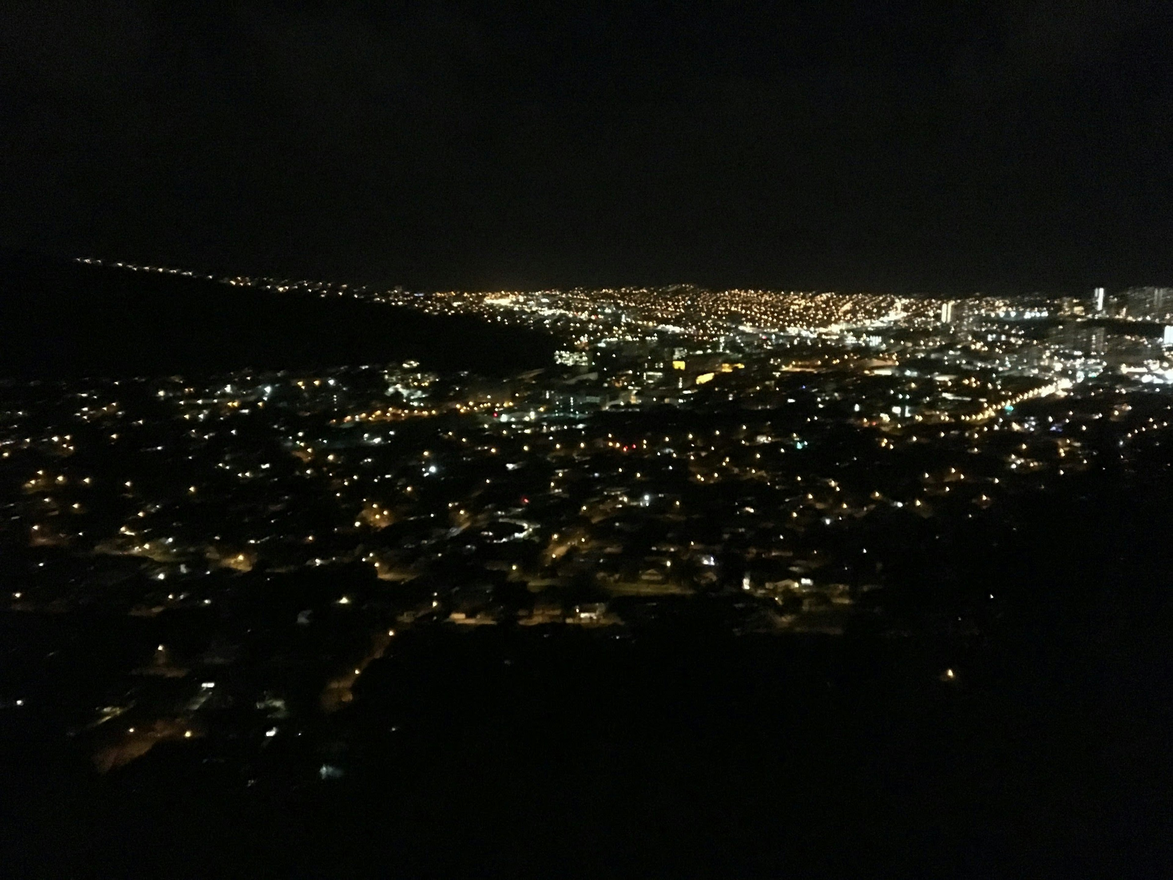 Vista panoramica di una città di notte con luci scintillanti