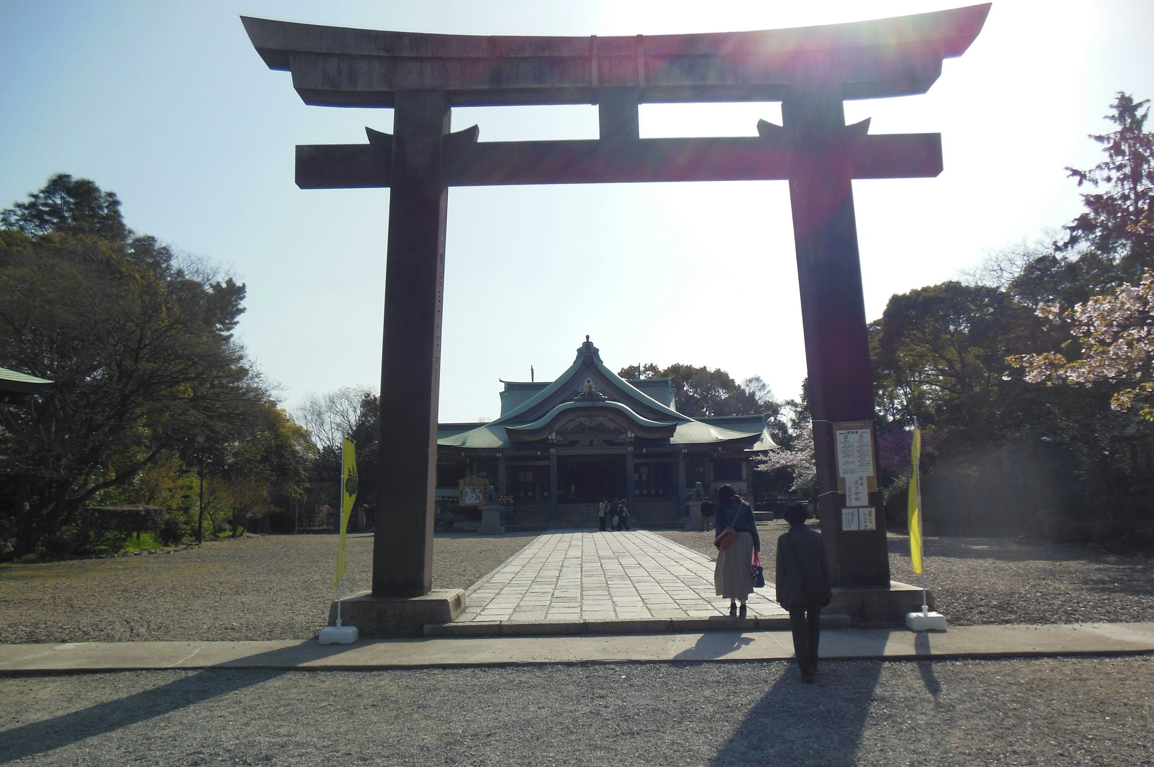 Cổng torii lớn dẫn vào đền thờ truyền thống