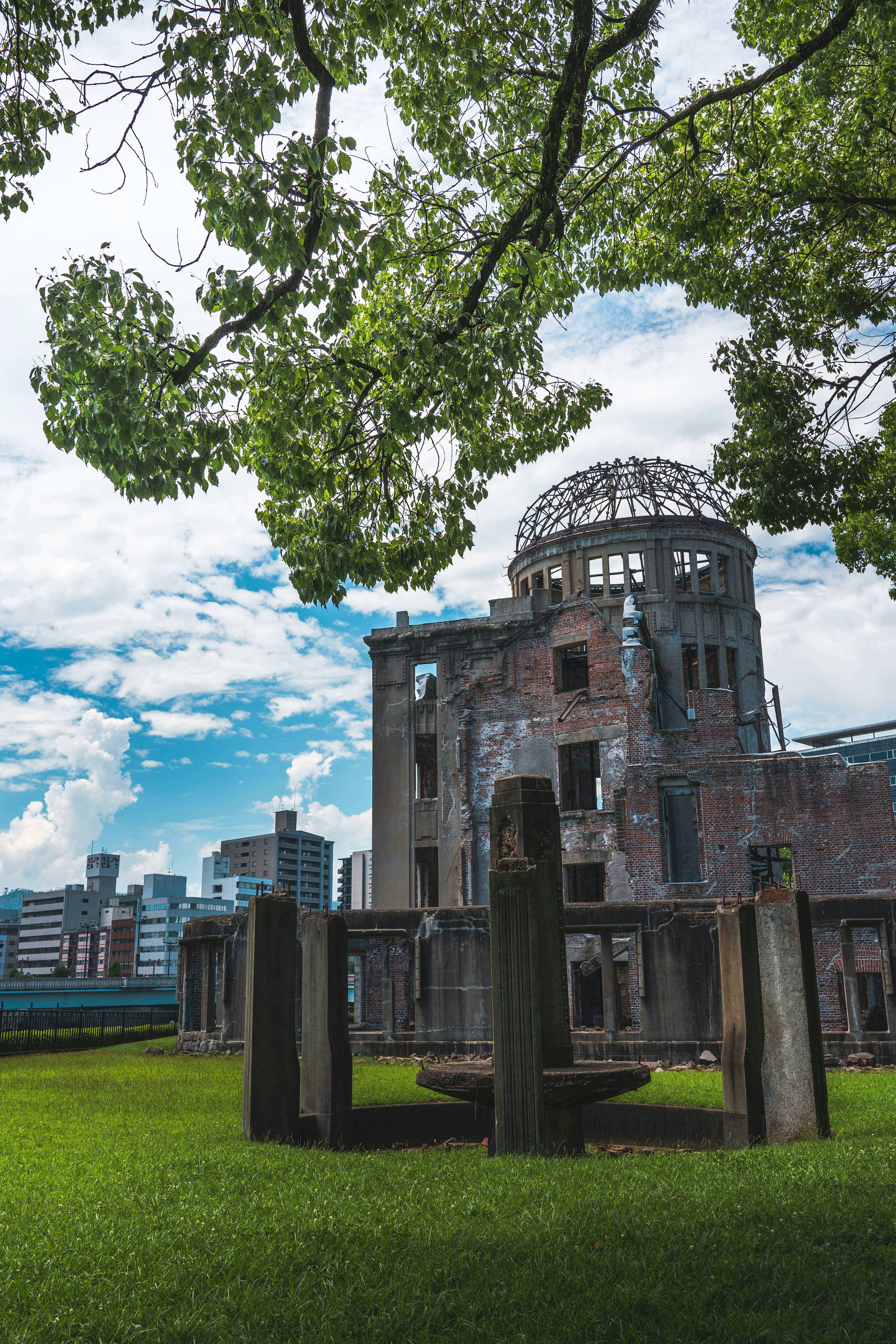 Mémorial de la paix d'Hiroshima sous un ciel bleu