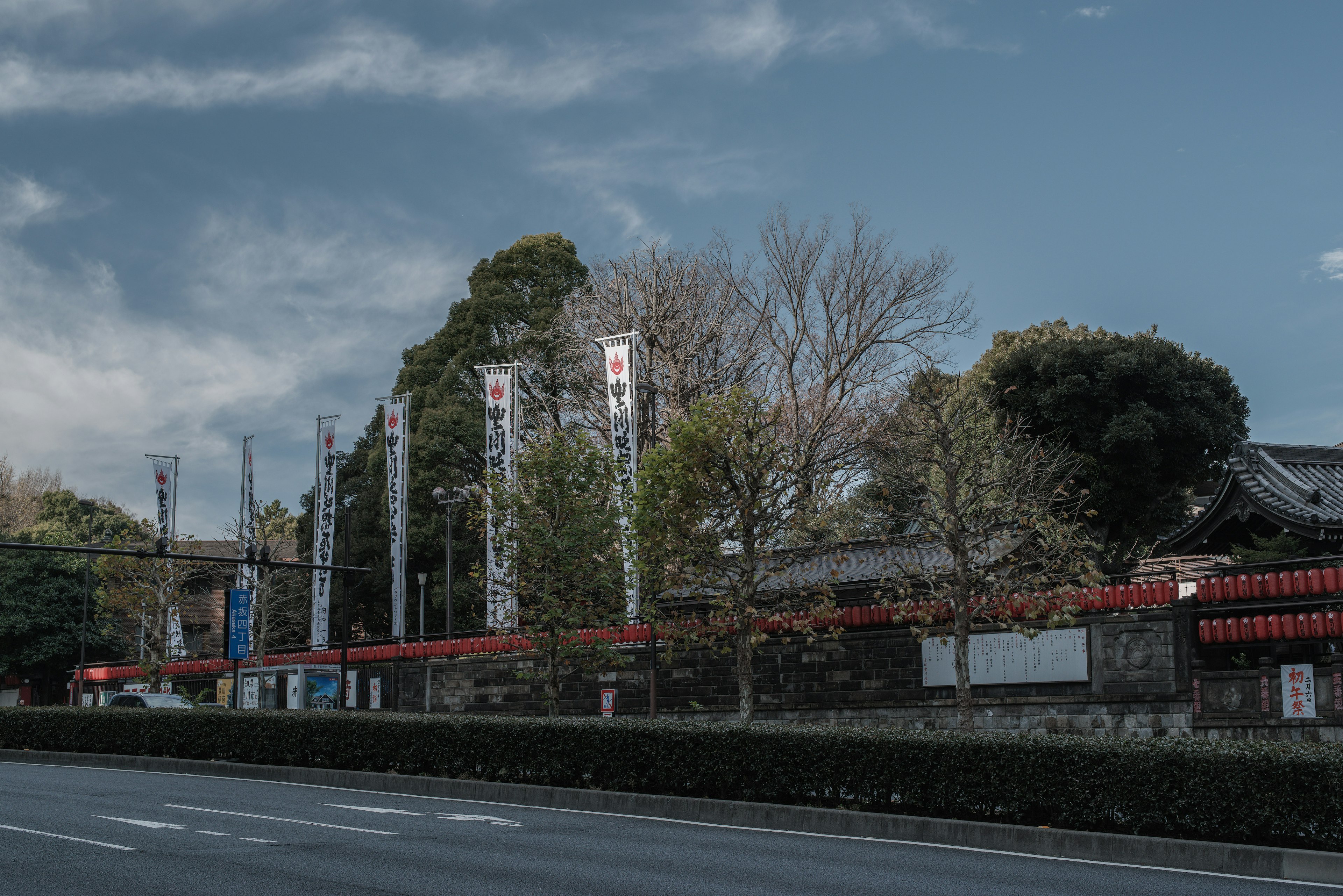 静かな街の風景にある寺院の門と木々の風景