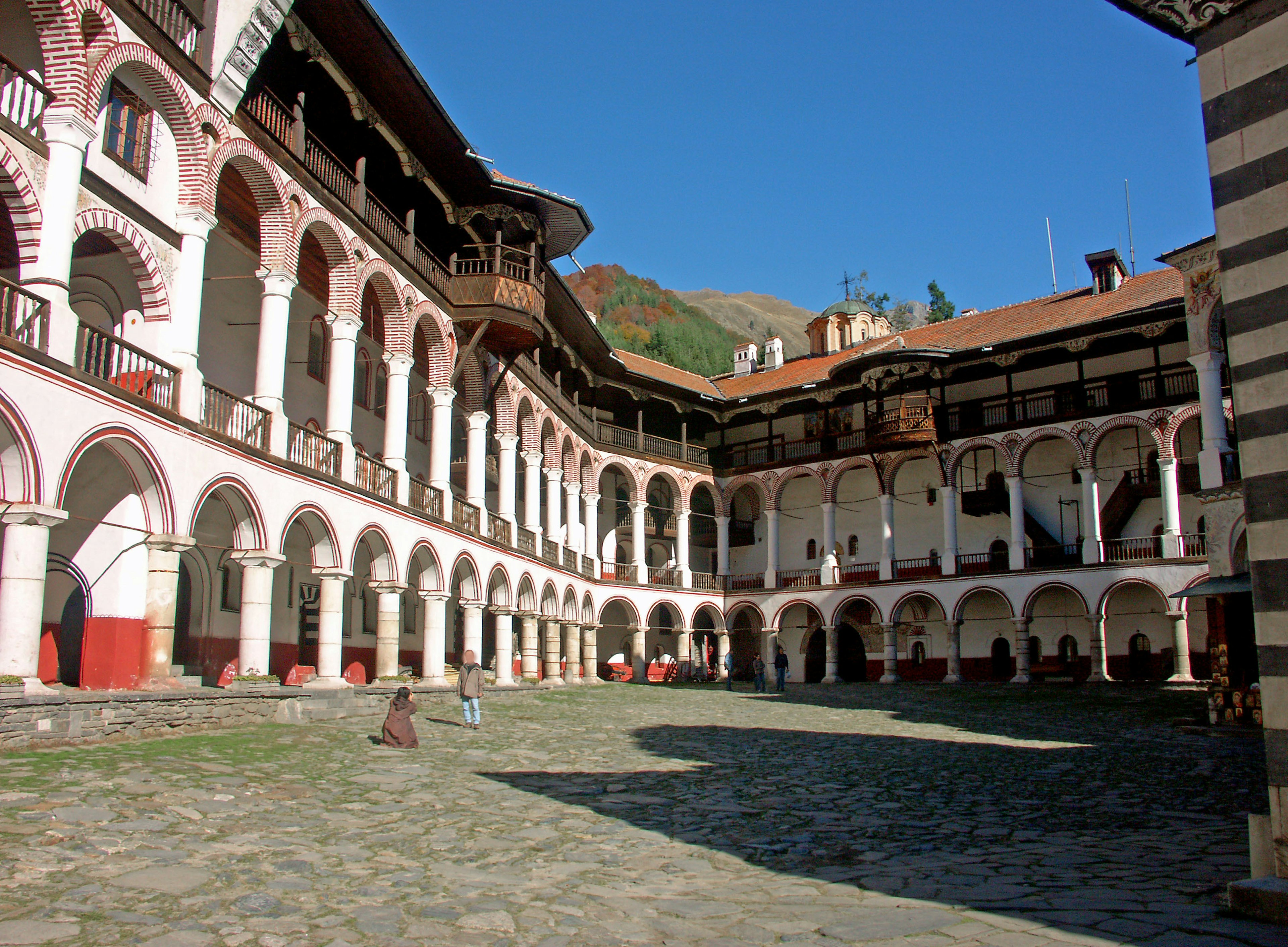 Bellissimo chiostro del monastero con archi e cielo blu