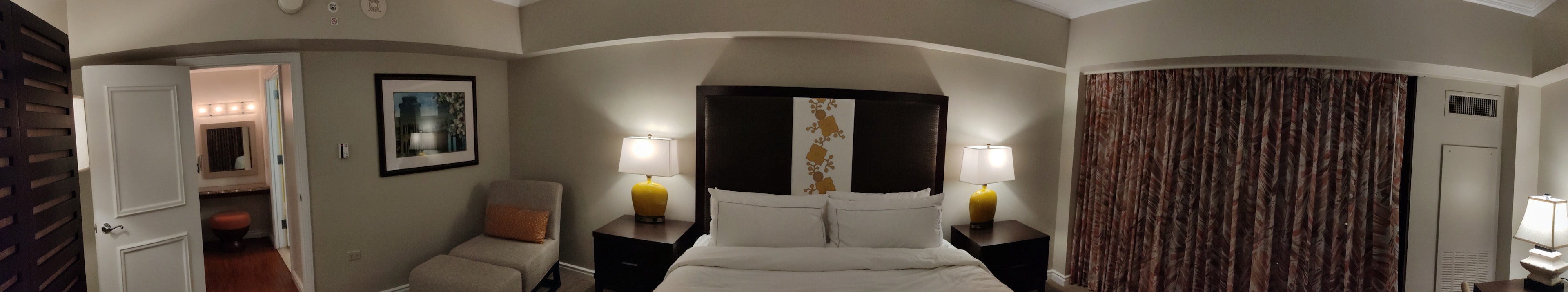 Kamar hotel modern dengan tempat tidur queen seni dan tirai