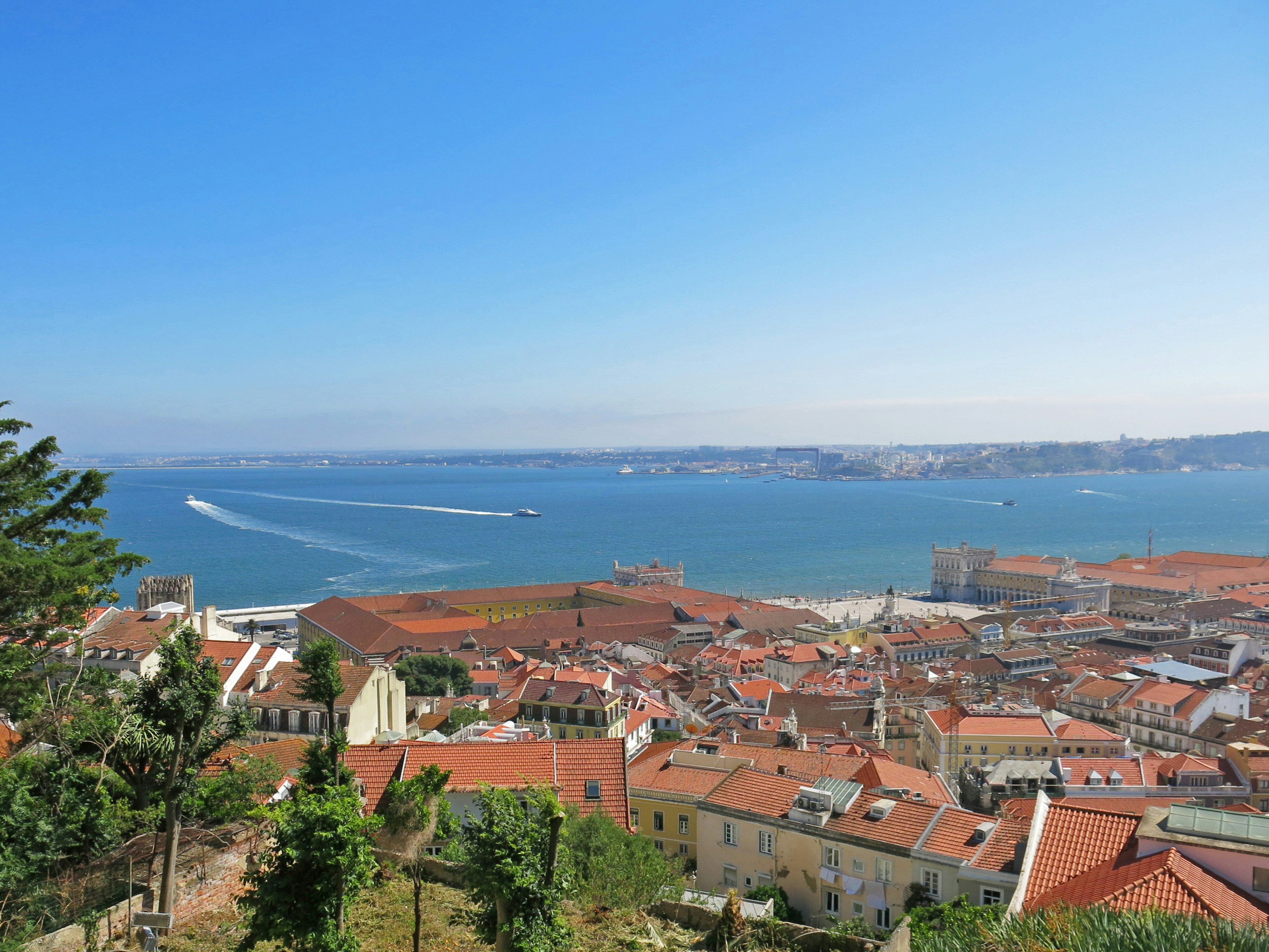 Vue panoramique de Lisbonne avec des bâtiments à toit rouge et l'océan