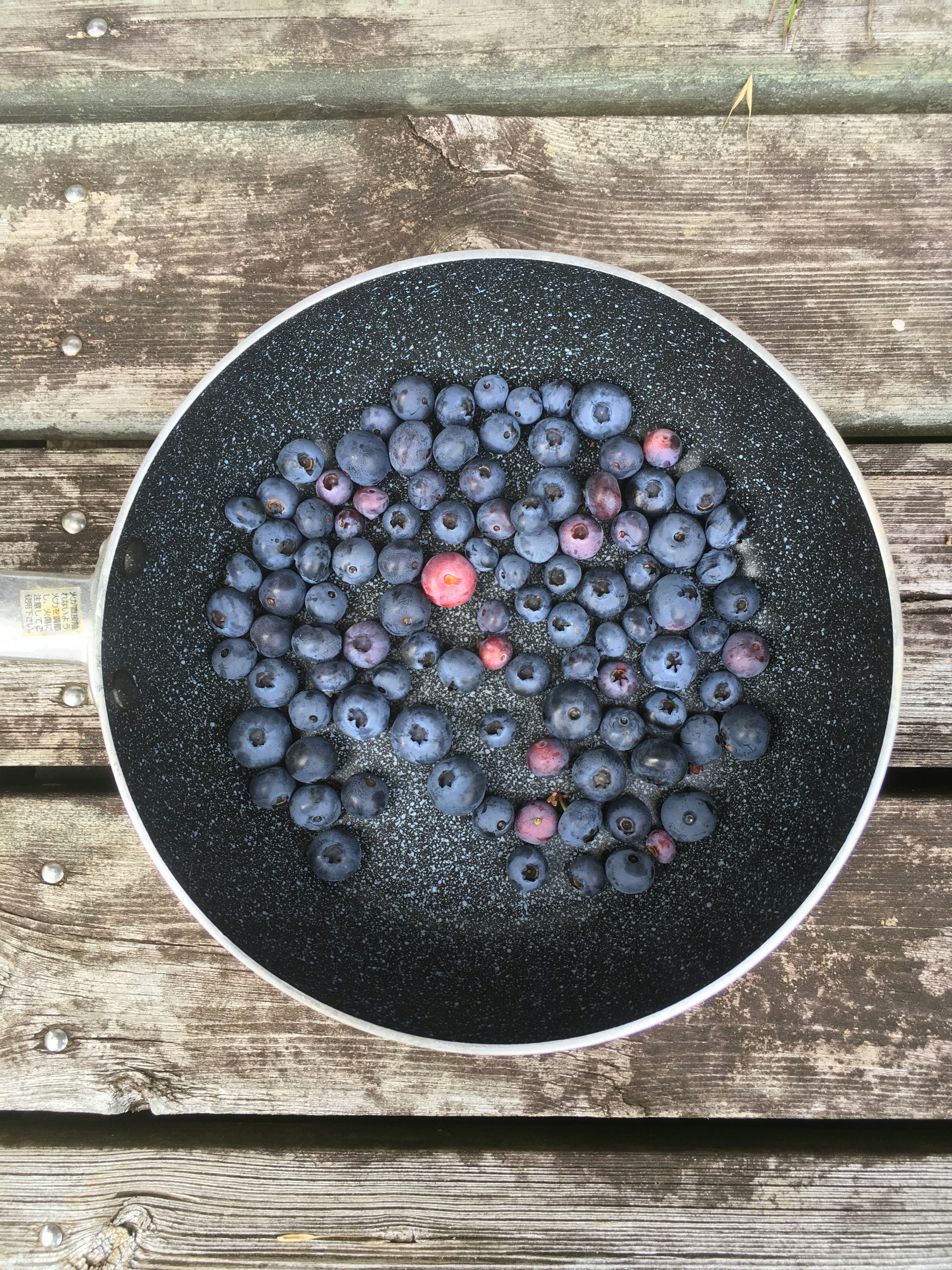 Pemandangan atas blueberry dalam mangkuk hitam di atas permukaan kayu