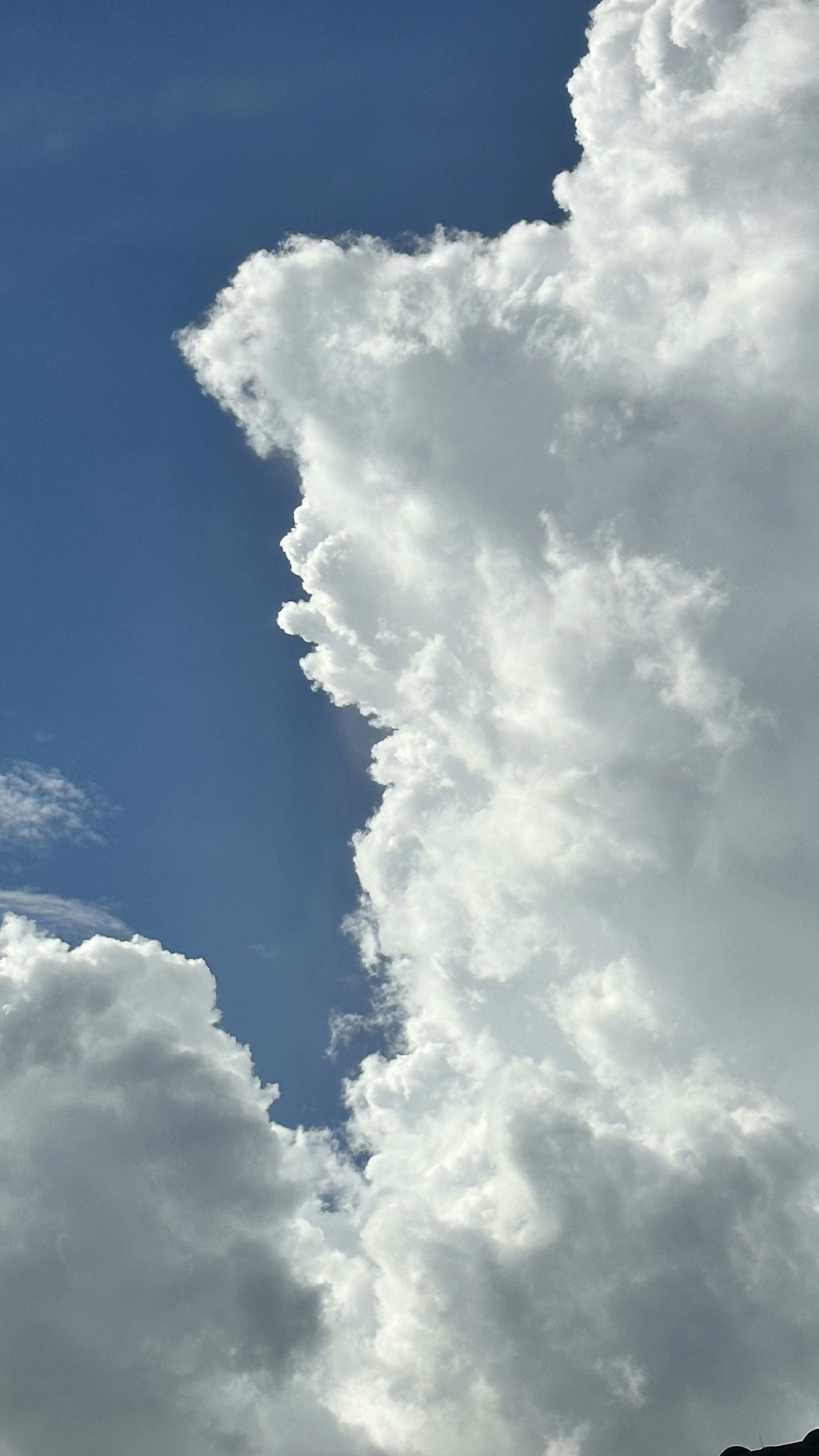 Beeindruckende weiße Wolkenformation gegen einen blauen Himmel