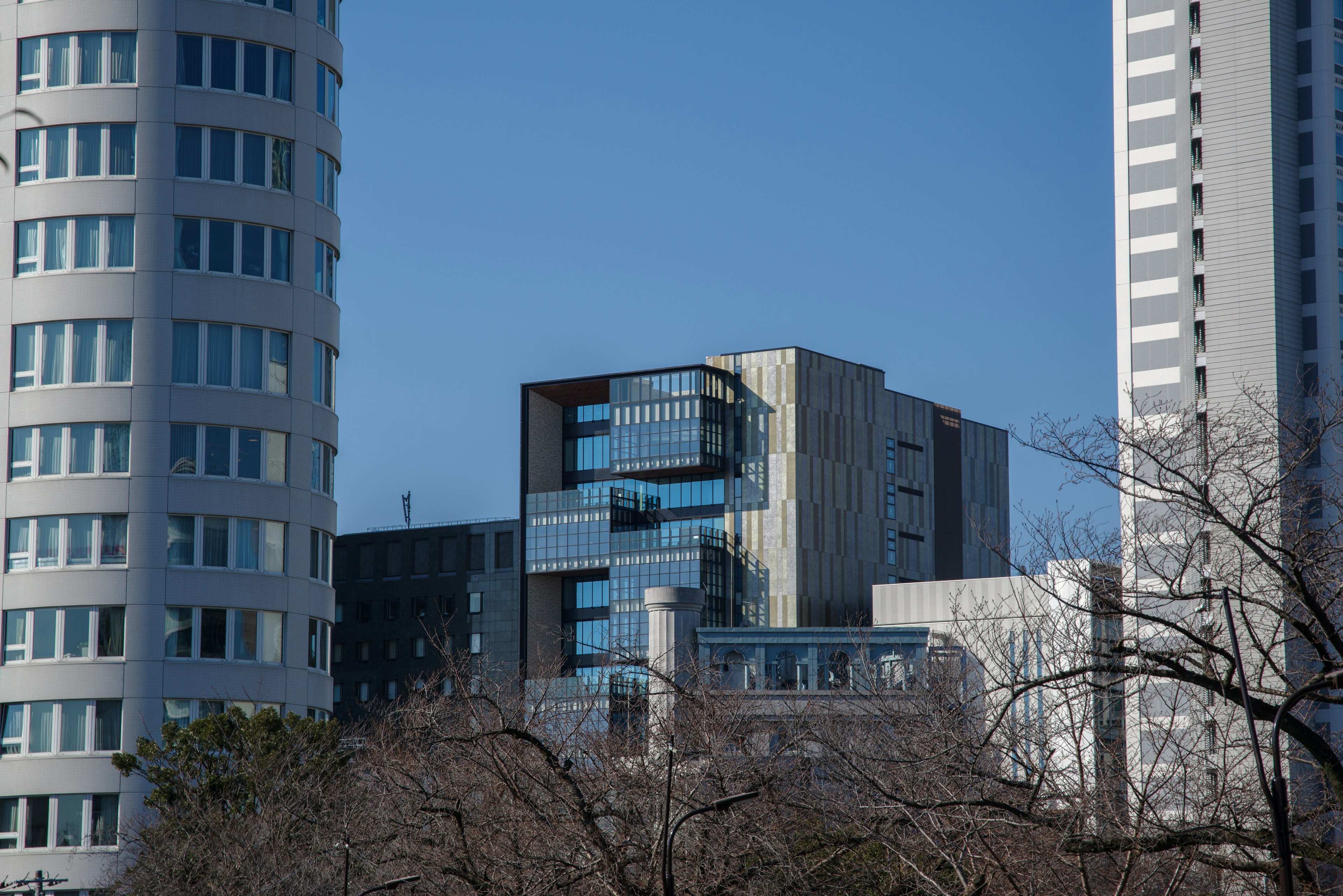 Edificios modernos con cielo azul