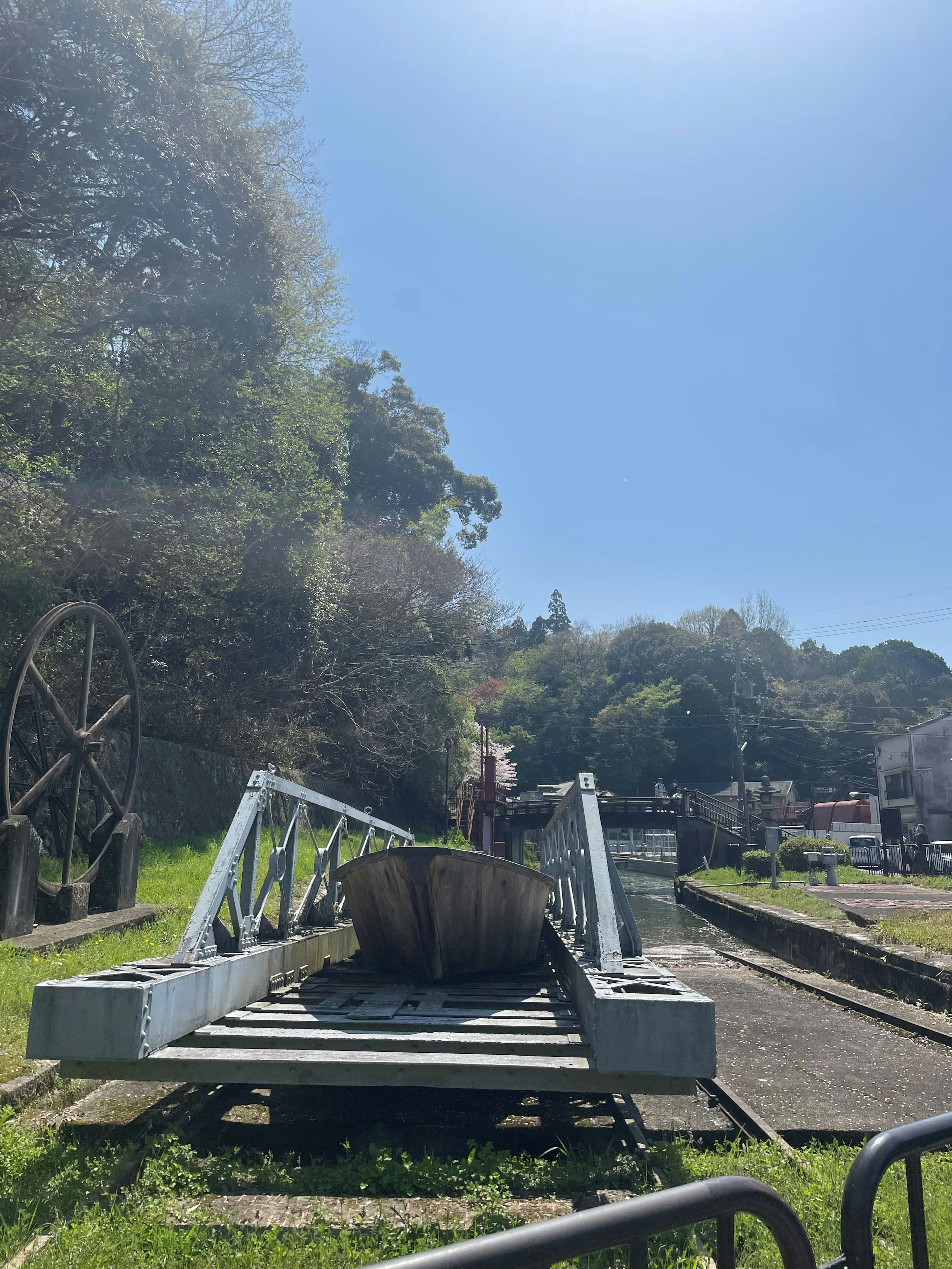 Un barco descansando sobre una estructura metálica bajo un cielo azul claro