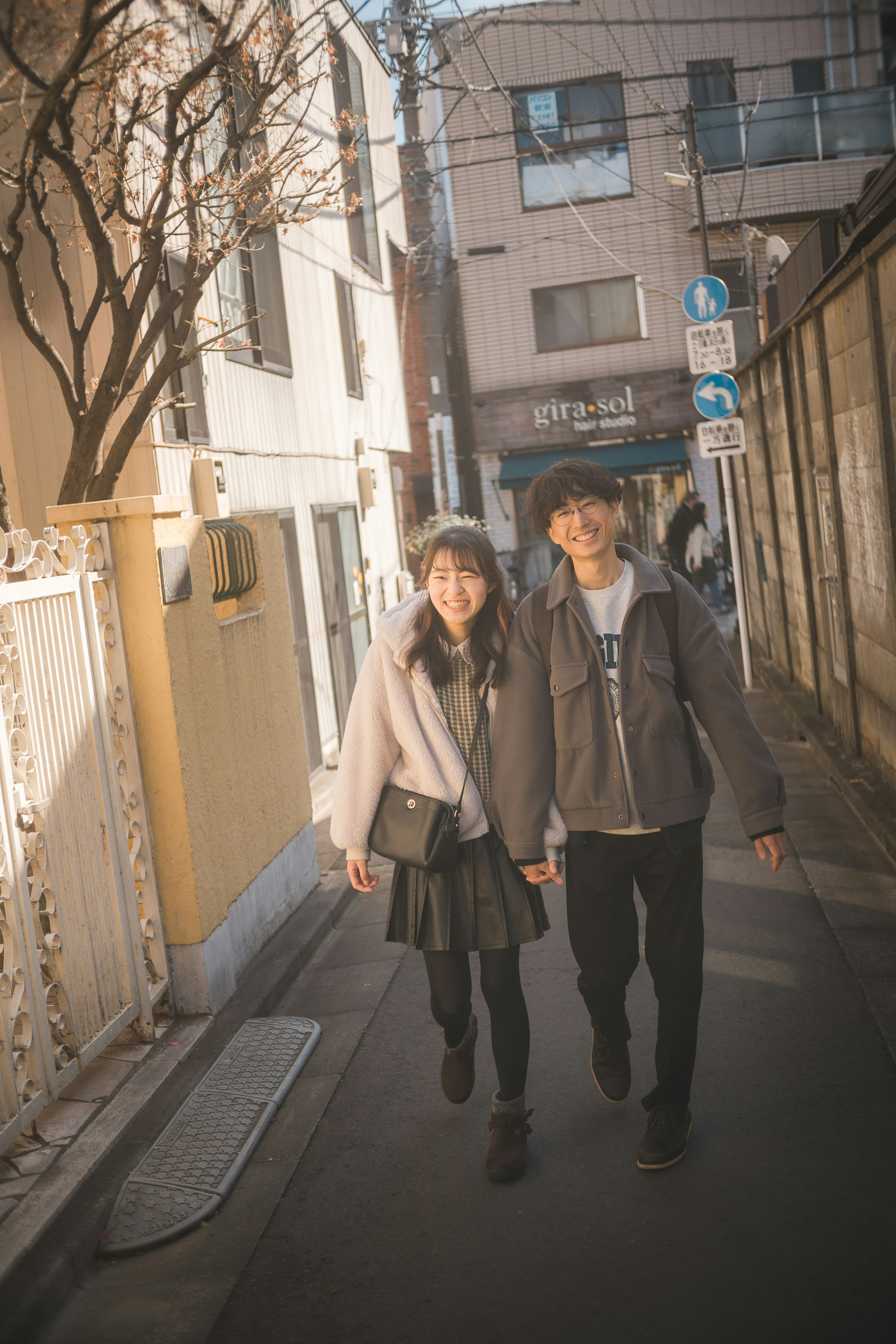 Pareja caminando de la mano por una calle estrecha