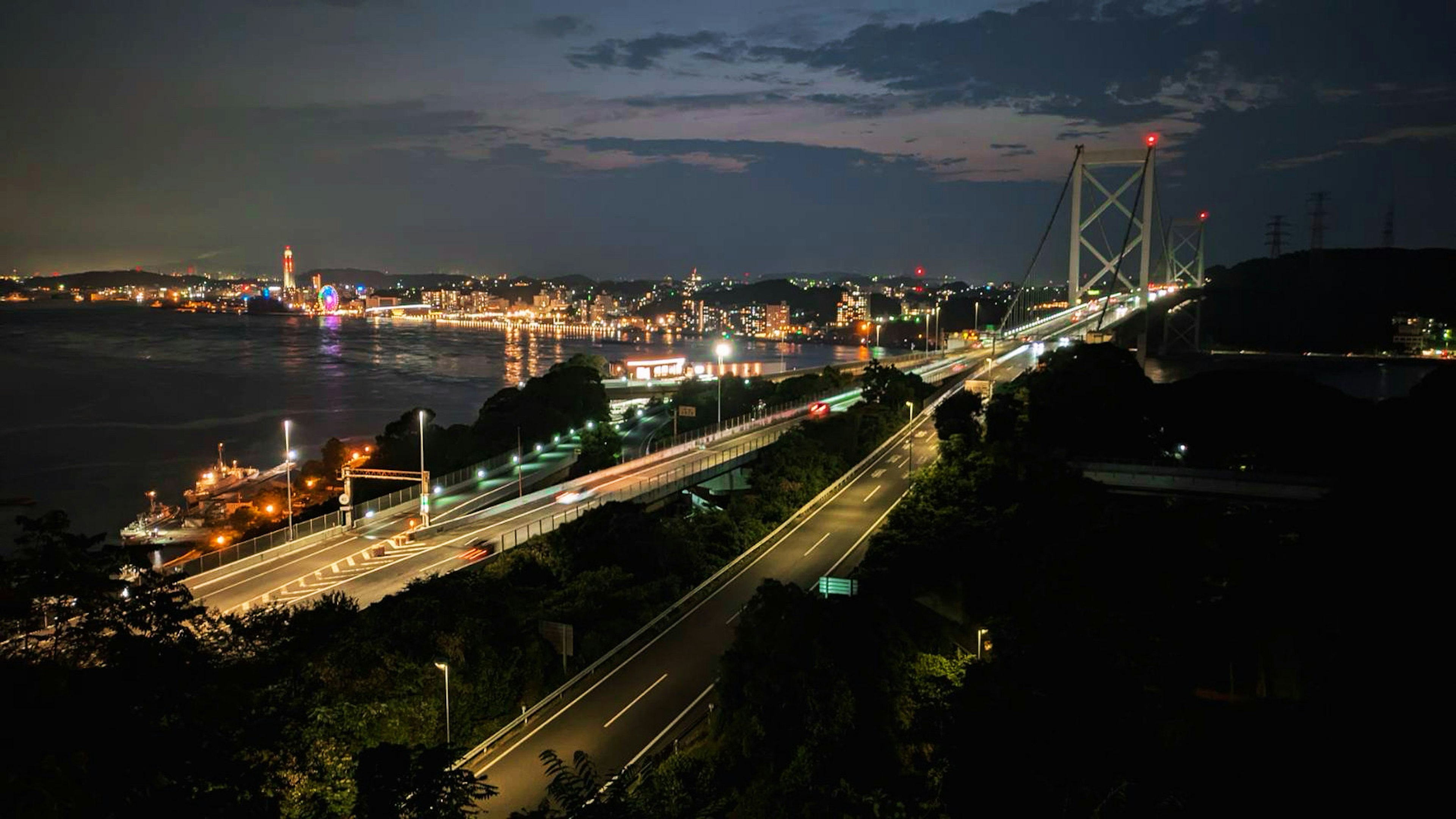 夜景の神戸市と明石海峡大橋が見える