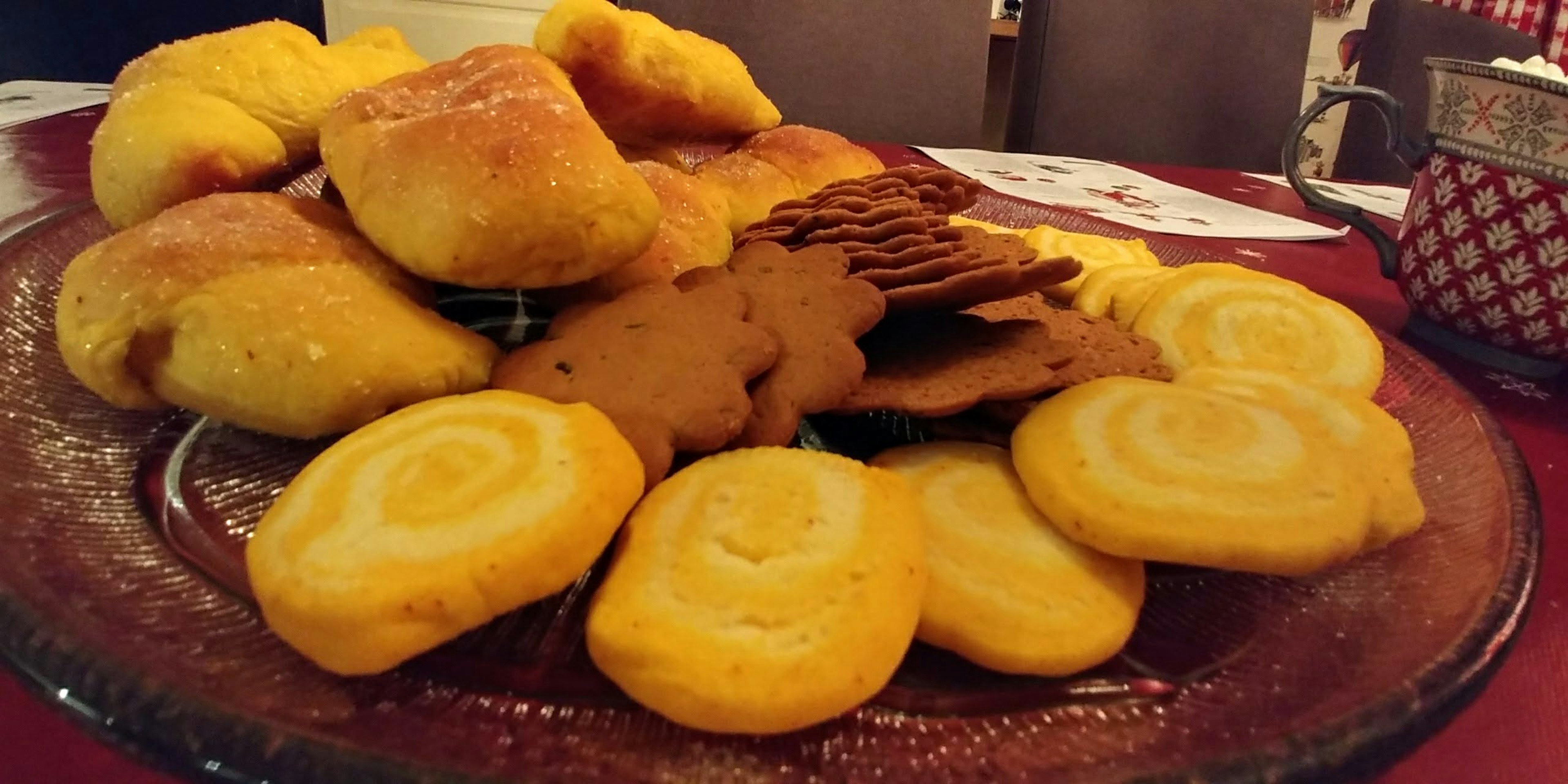 Un colorido surtido de productos horneados dispuestos en un plato