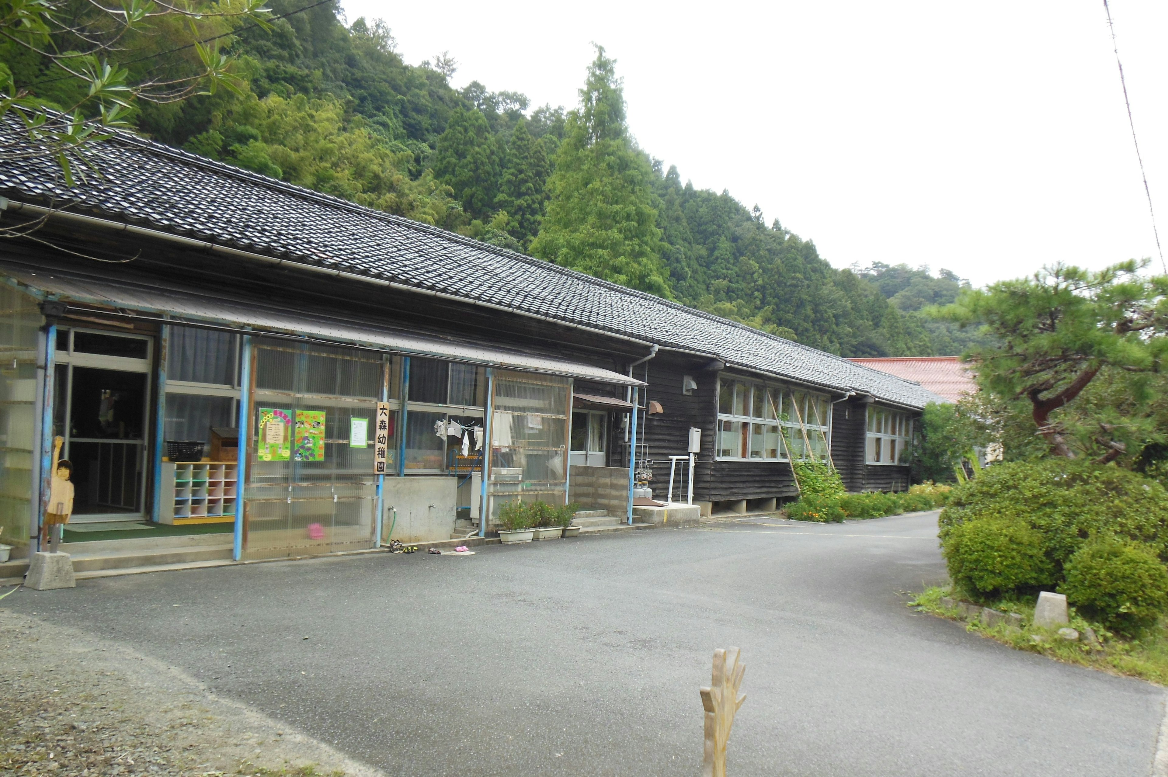 Traditionelle japanische Unterkunft umgeben von Bergen