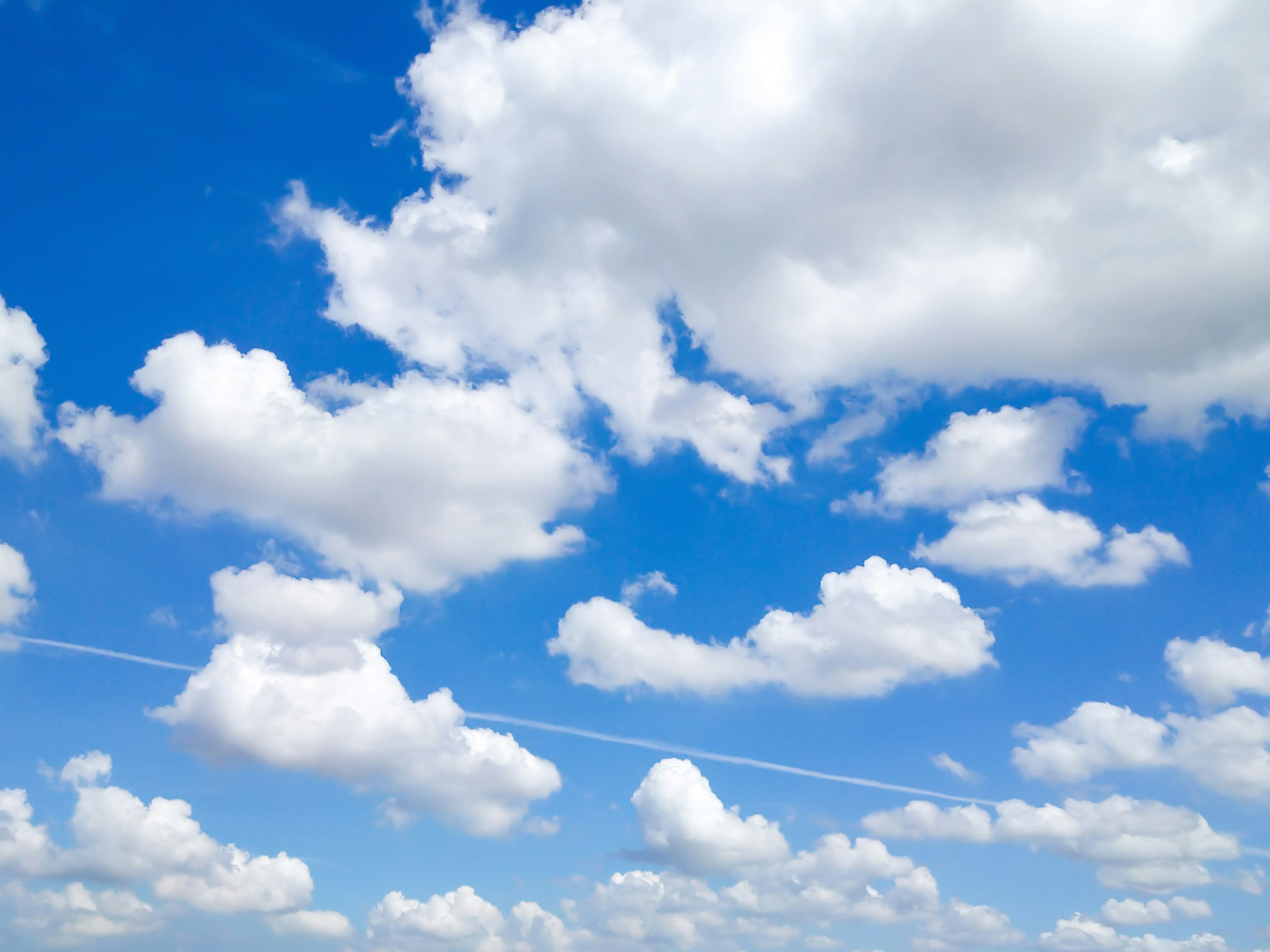 Vista panoramica di nuvole bianche in un cielo blu