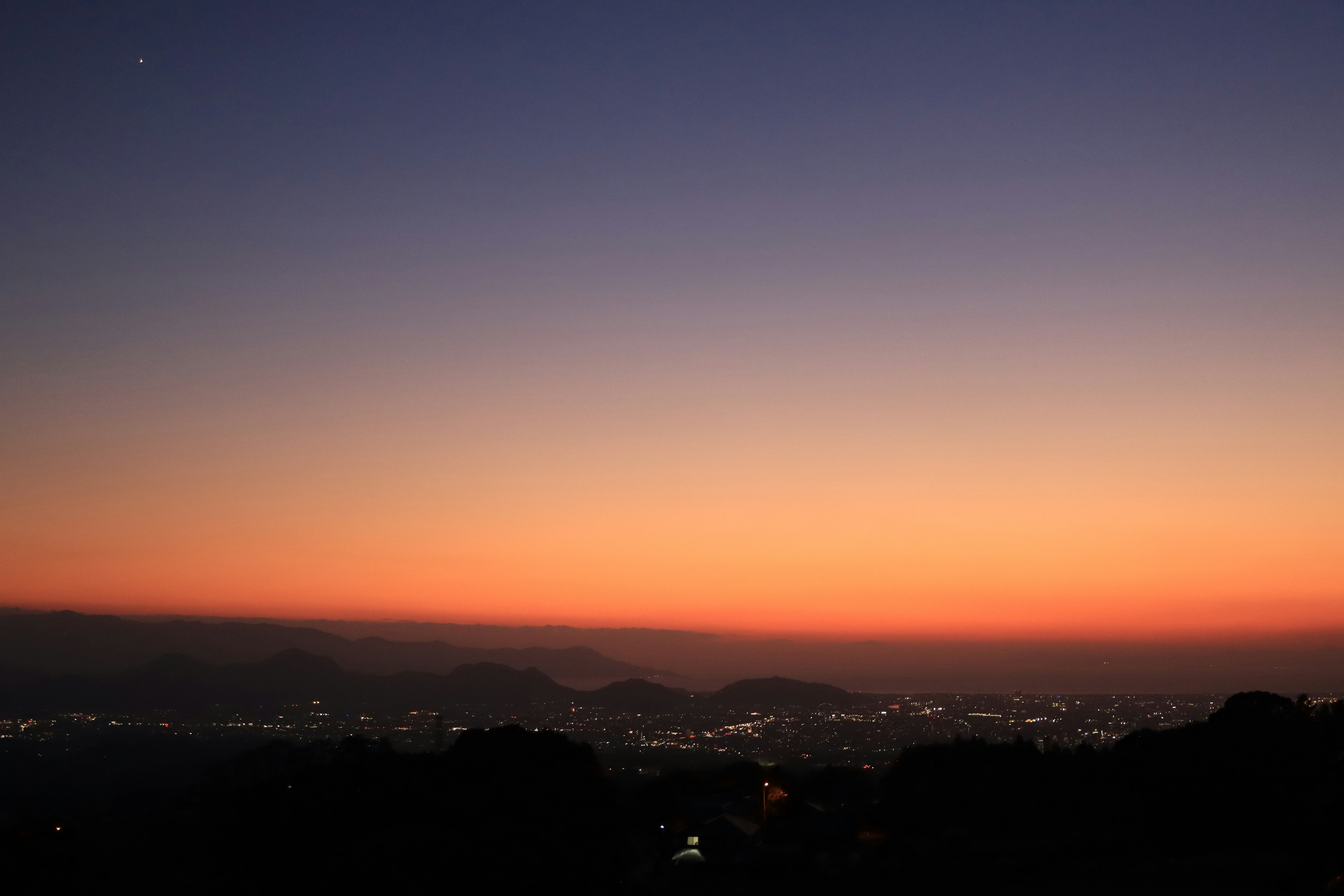 Una vista panoramica di un cielo al tramonto su un paesaggio urbano