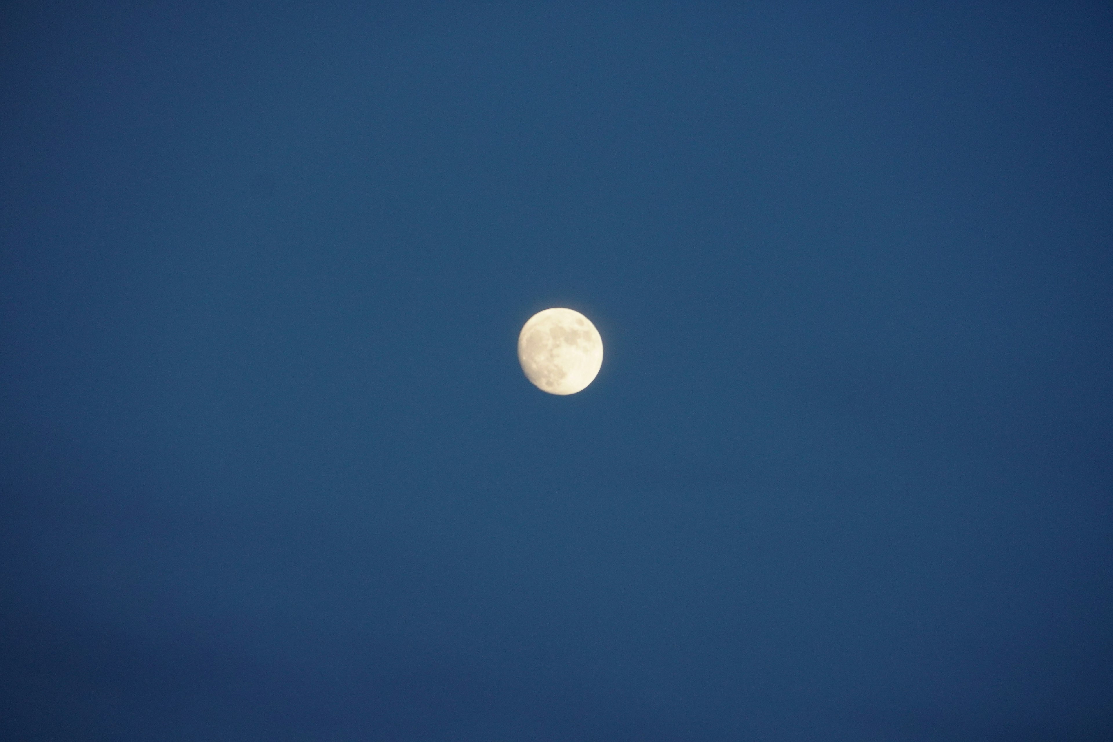 Lune brillante dans un ciel bleu