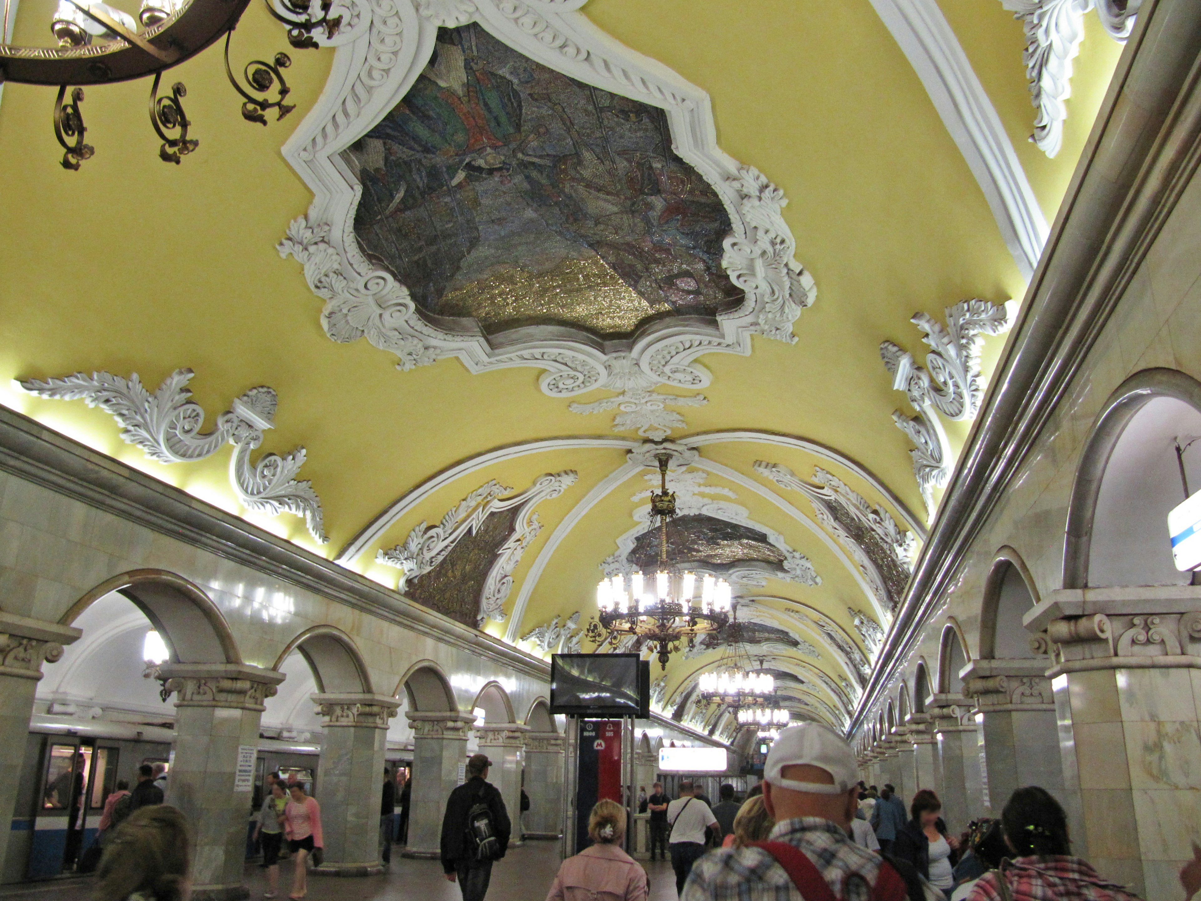 Bellissimo soffitto e archi decorati in una stazione della metropolitana di Mosca