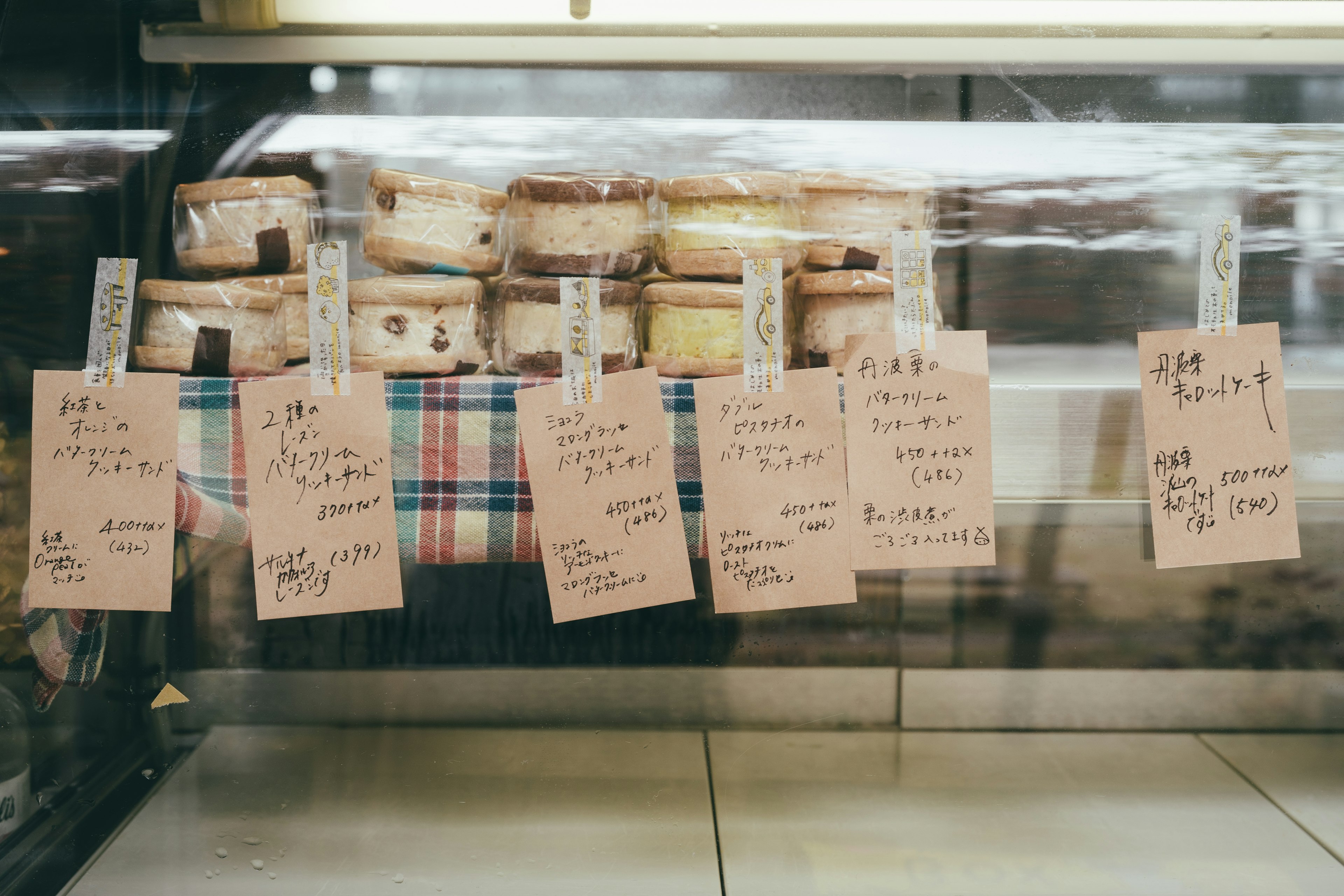 Label harga yang ditulis tangan untuk makanan manis yang dipajang di meja