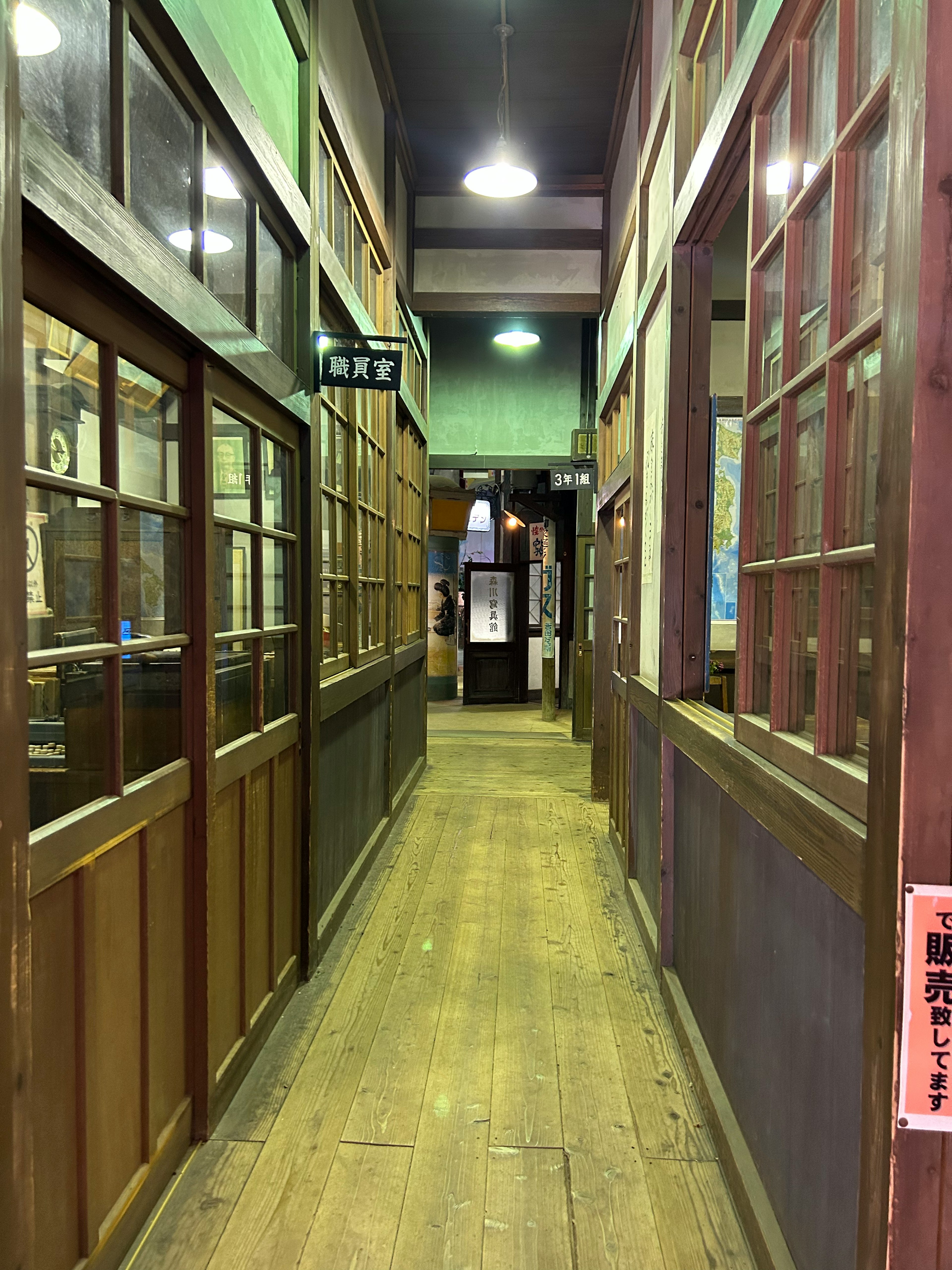 Interior de un viejo pasillo con puertas y ventanas de madera