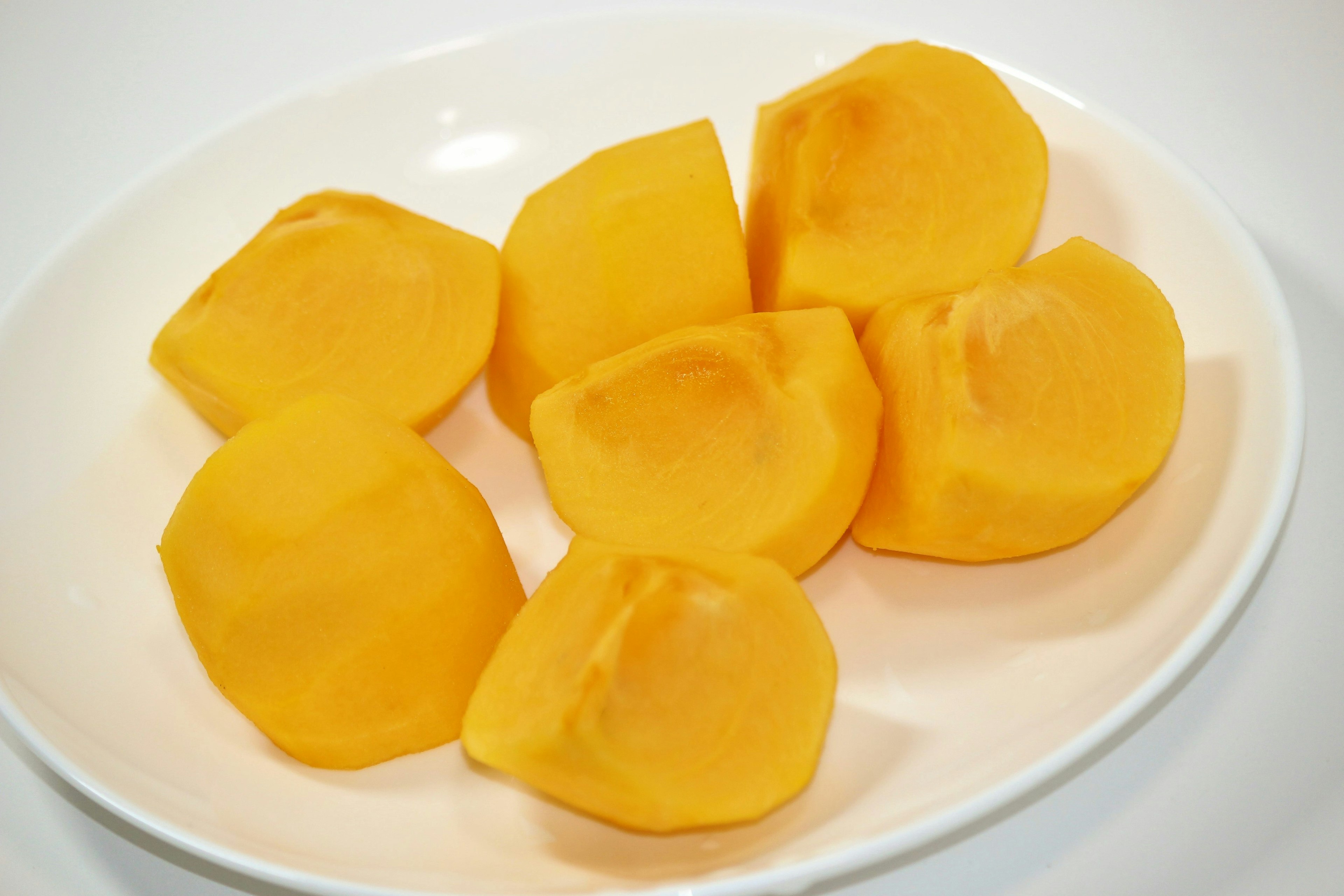 Rebanadas de mango amarillo en un plato blanco