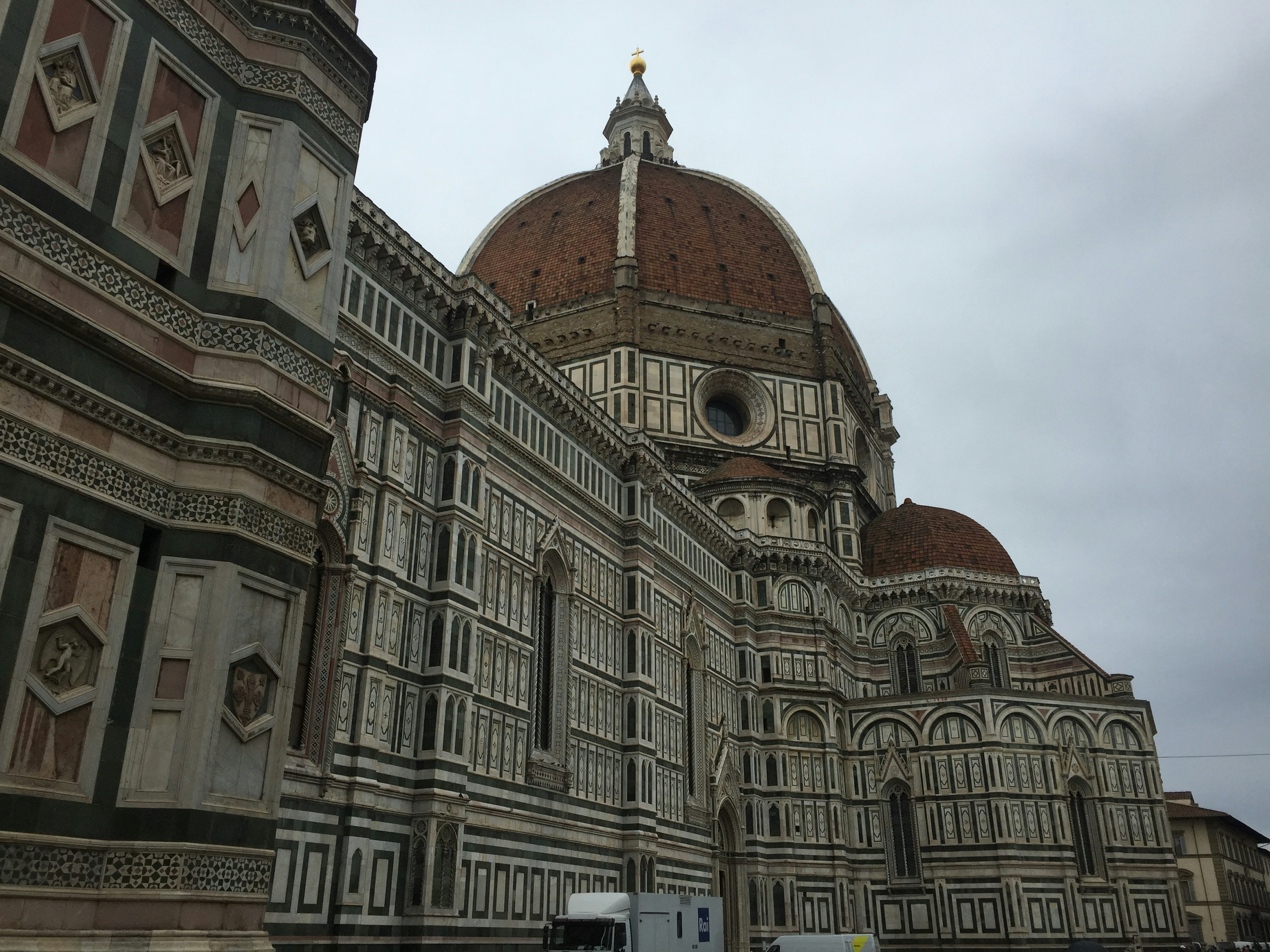 Cảnh bên ngoài của Duomo Florence với mái vòm lớn