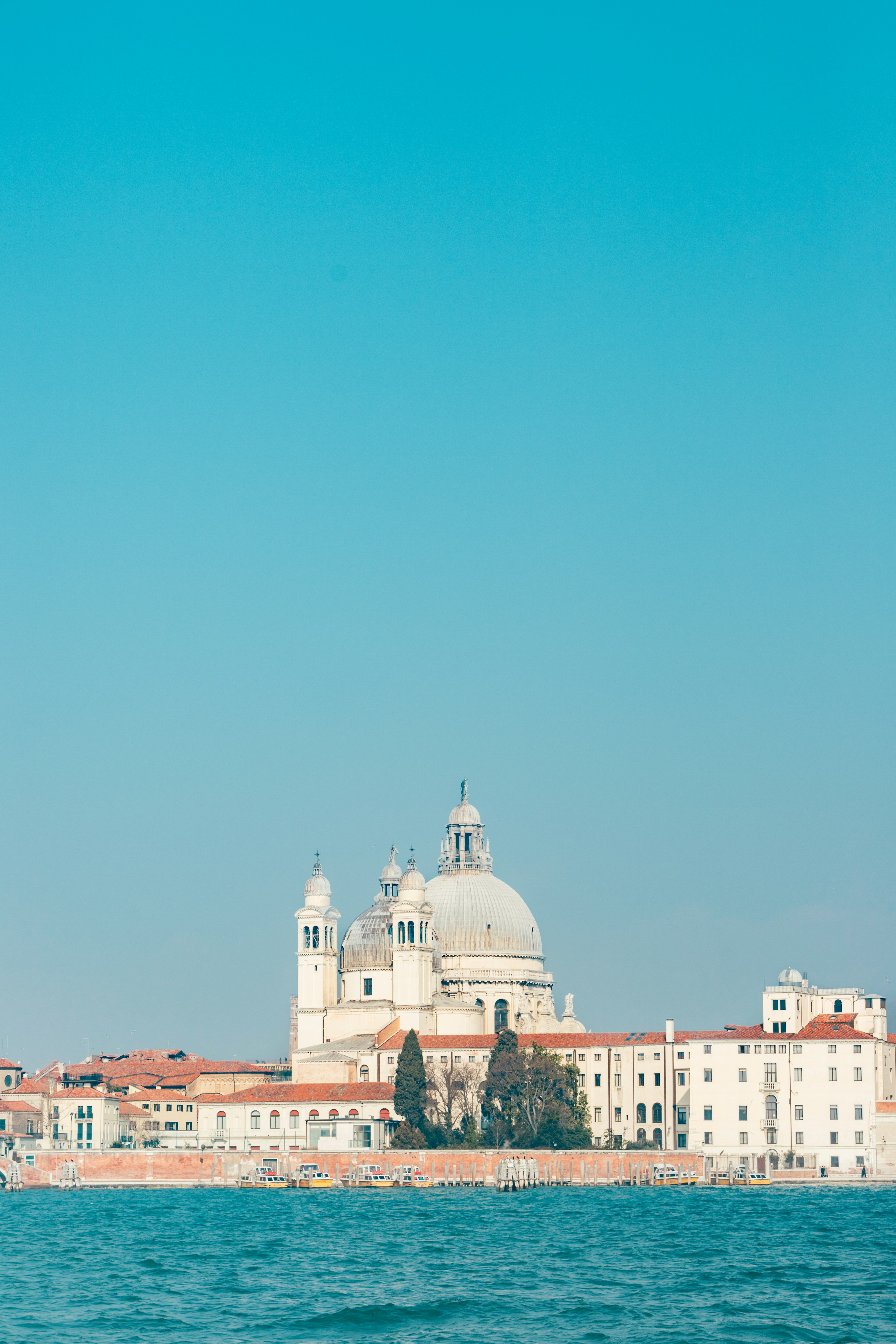 Ciel bleu clair sur la ligne d'horizon de Venise avec l'église San Giorgio Maggiore