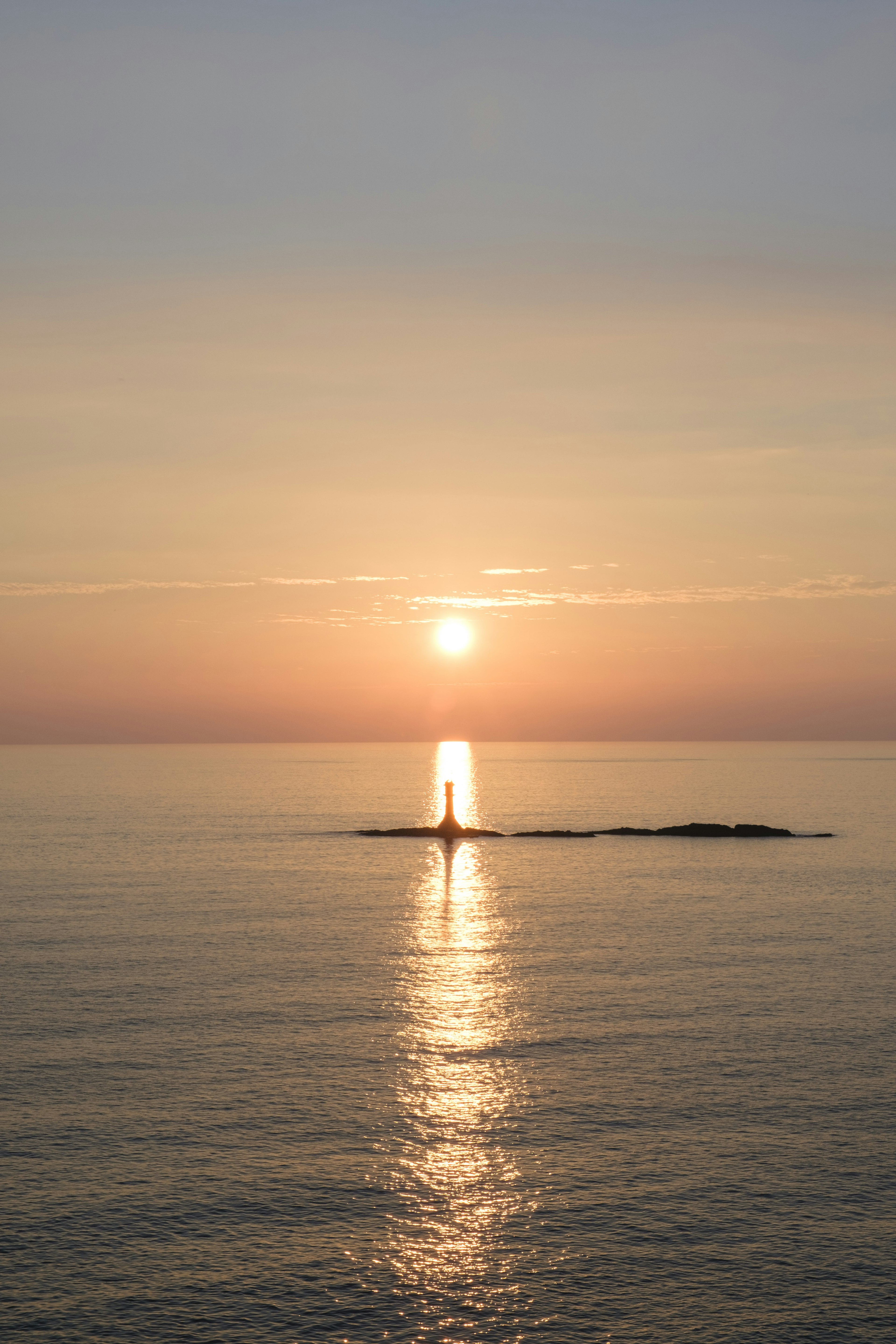 夕日が海に映る美しい風景