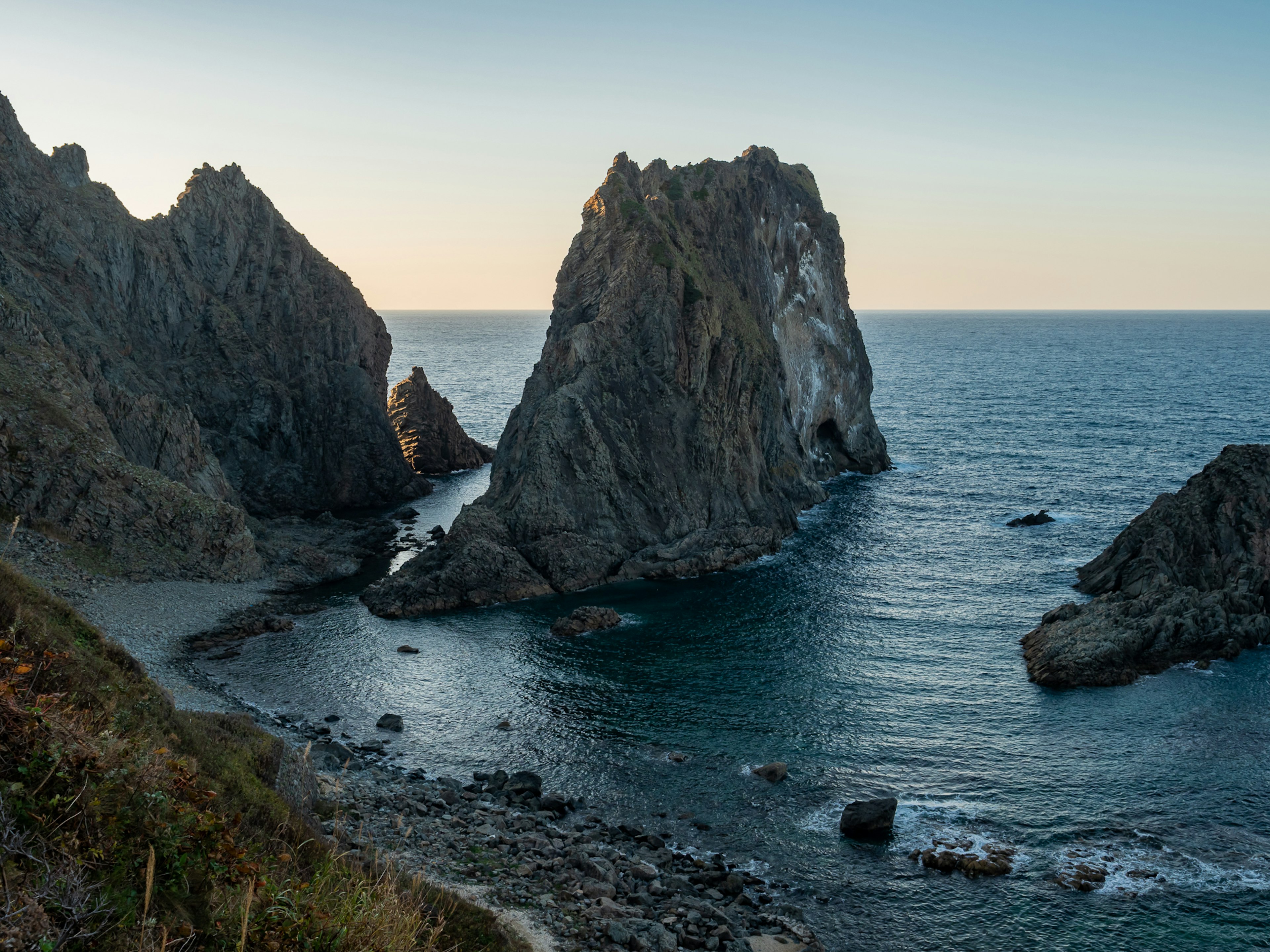 Paysage côtier magnifique avec des falaises escarpées et une mer tranquille