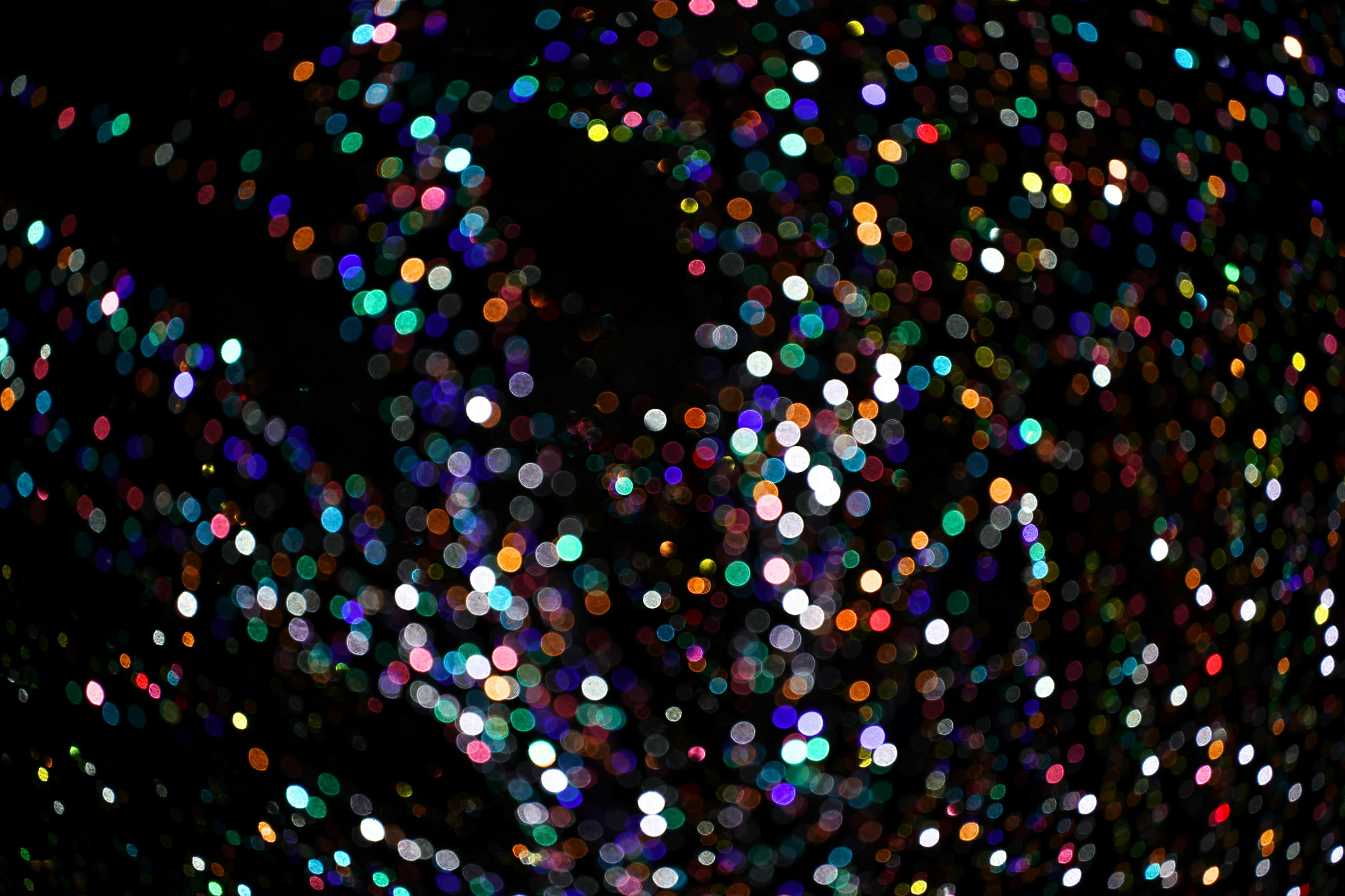 Imagen abstracta con puntos de luz coloridos dispersos