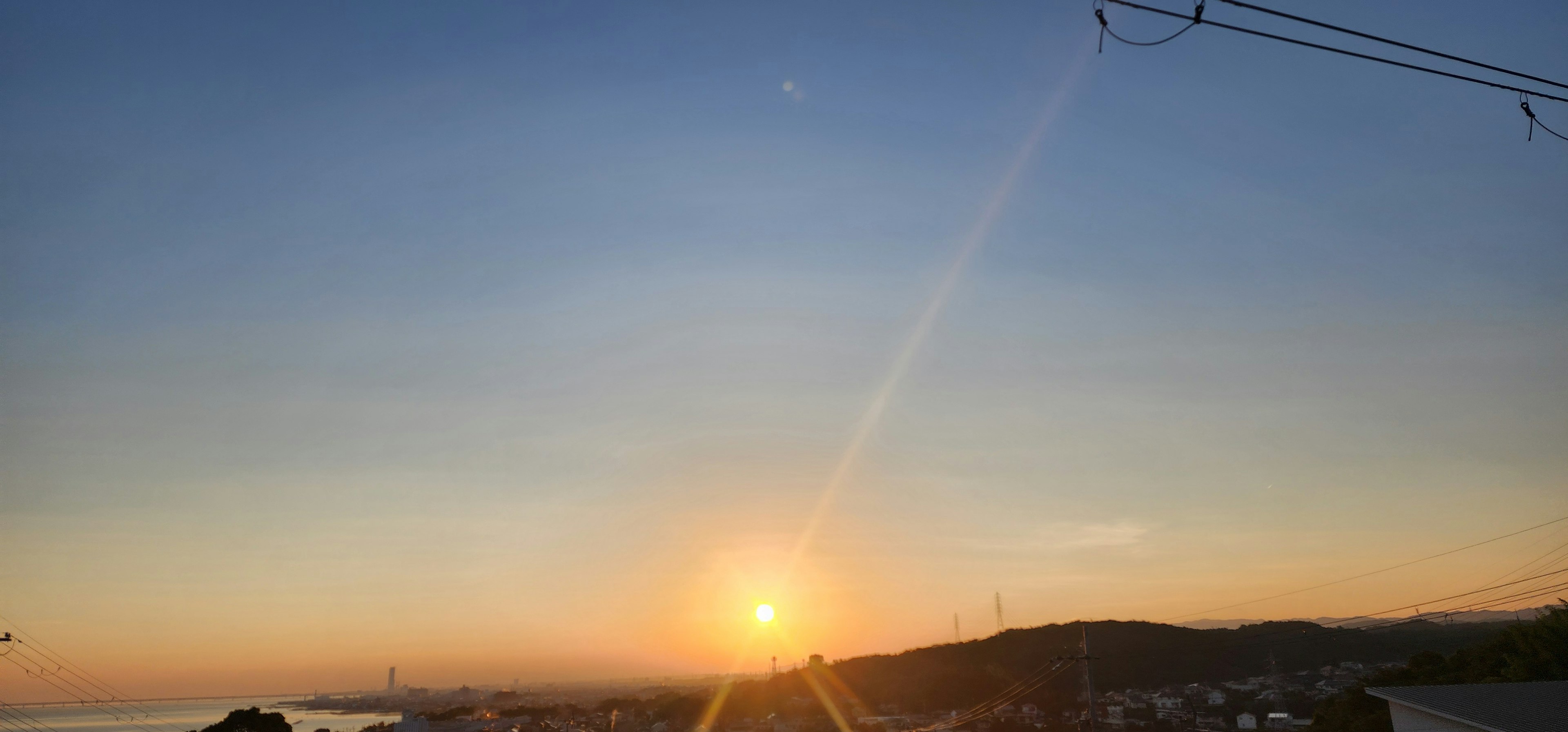 美しい日の出が海の向こうに広がる風景