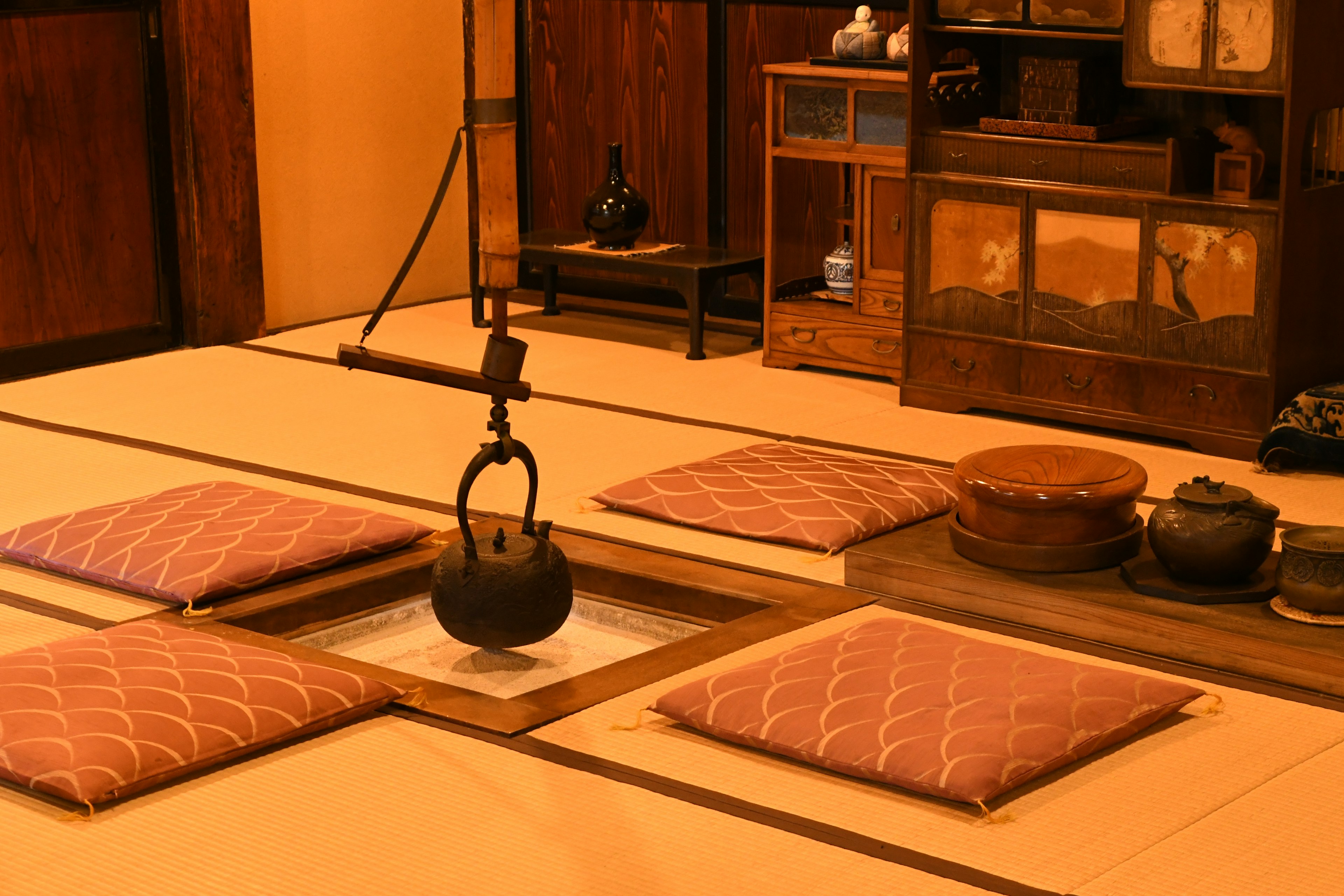 Interior ruangan Jepang tradisional dengan tatami bantal perapian dan peralatan teh furnitur kayu