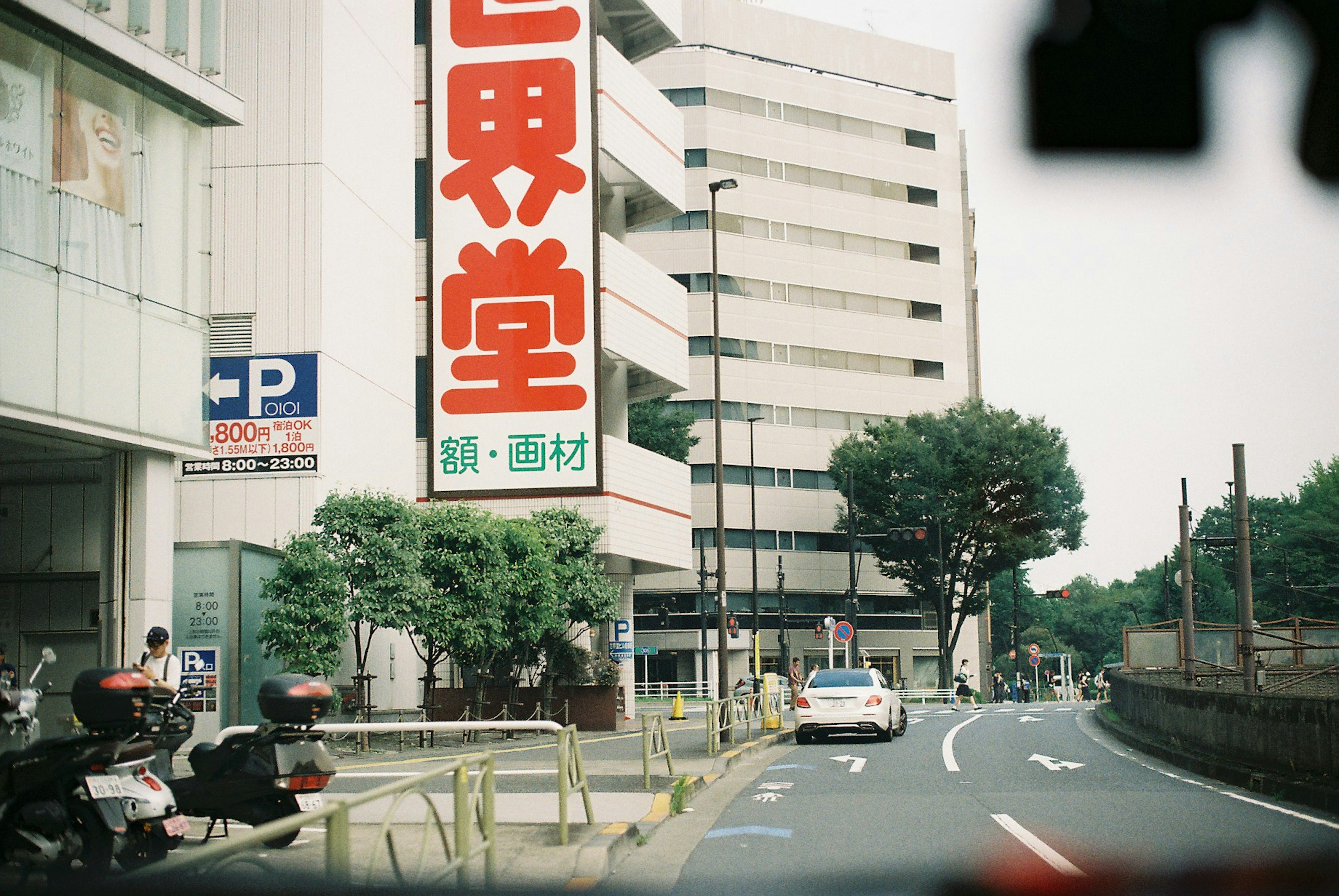 街道景观，特色建筑和显眼的红色标志