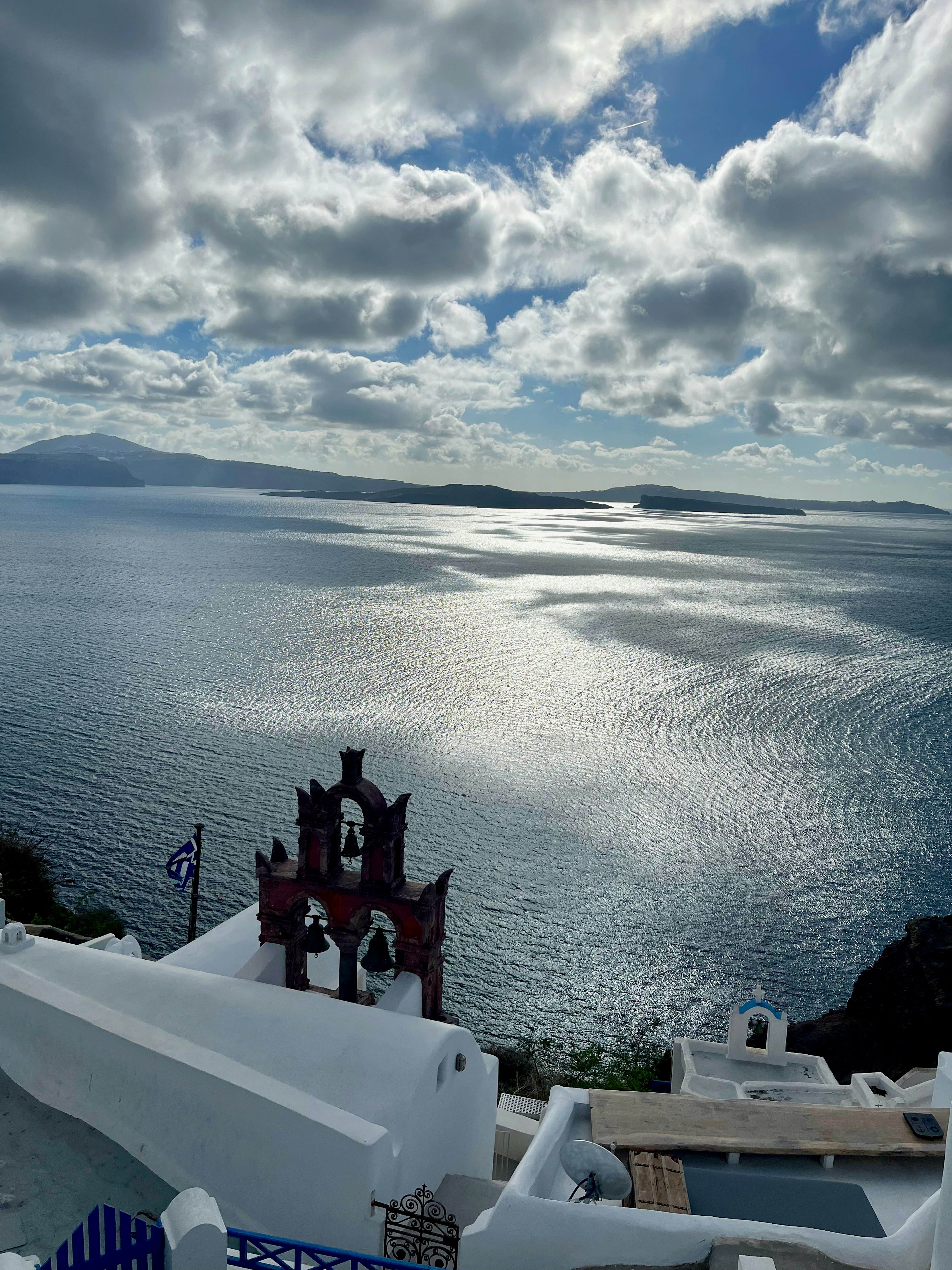 Vista panorámica del mar Egeo con cielo nublado