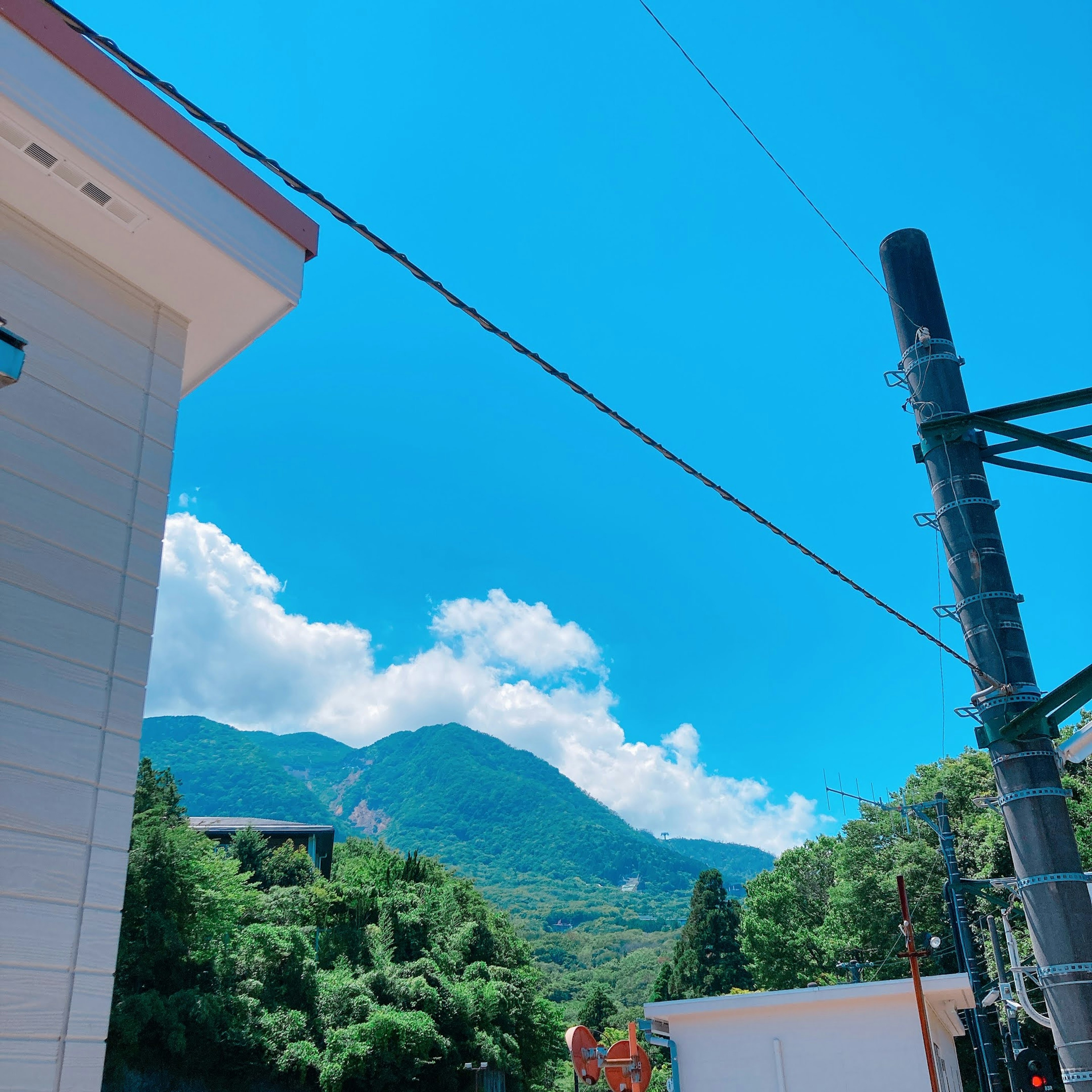 Pemandangan gunung dan awan putih di bawah langit biru