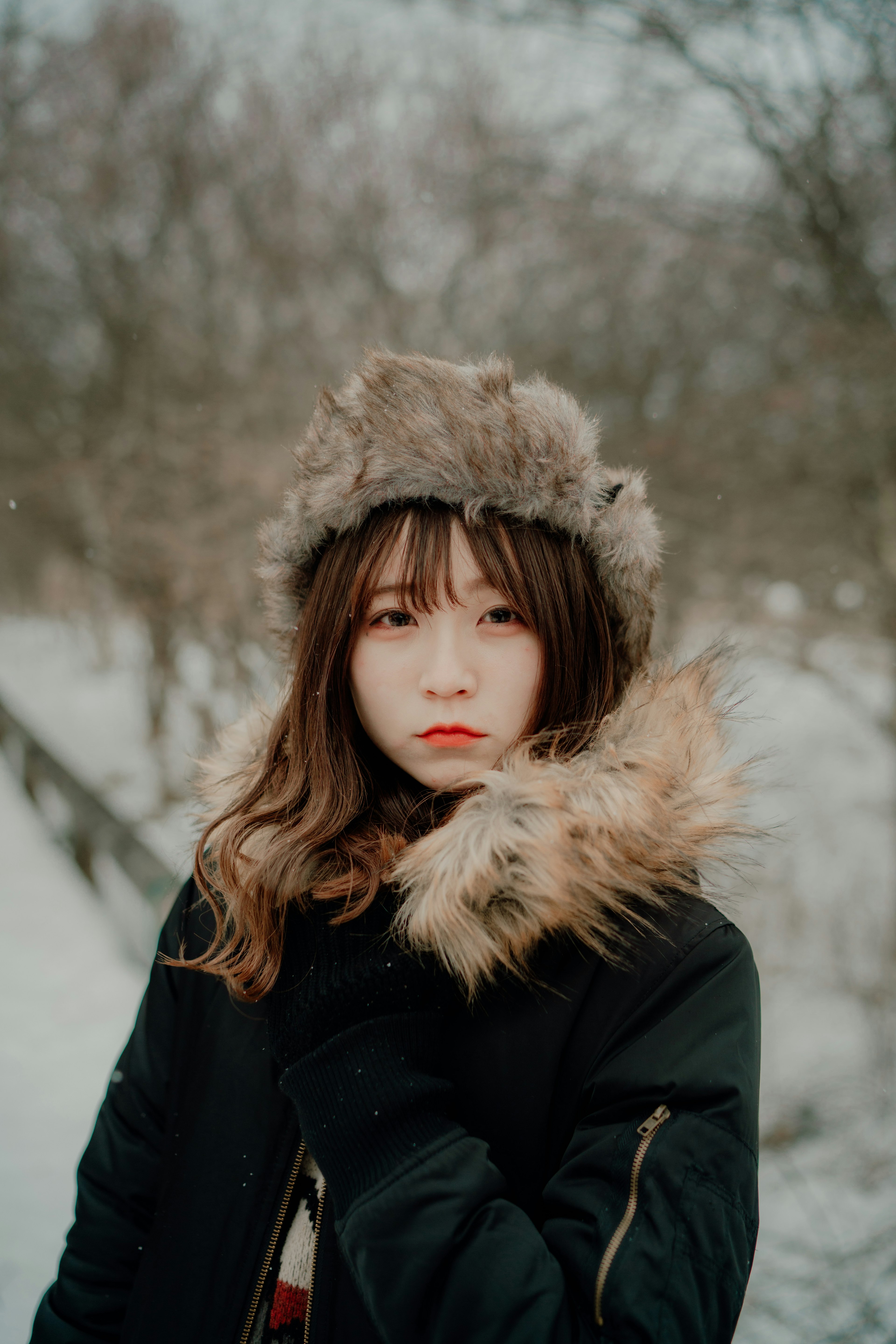 Portrait d'une femme portant un chapeau en fourrure dans la neige