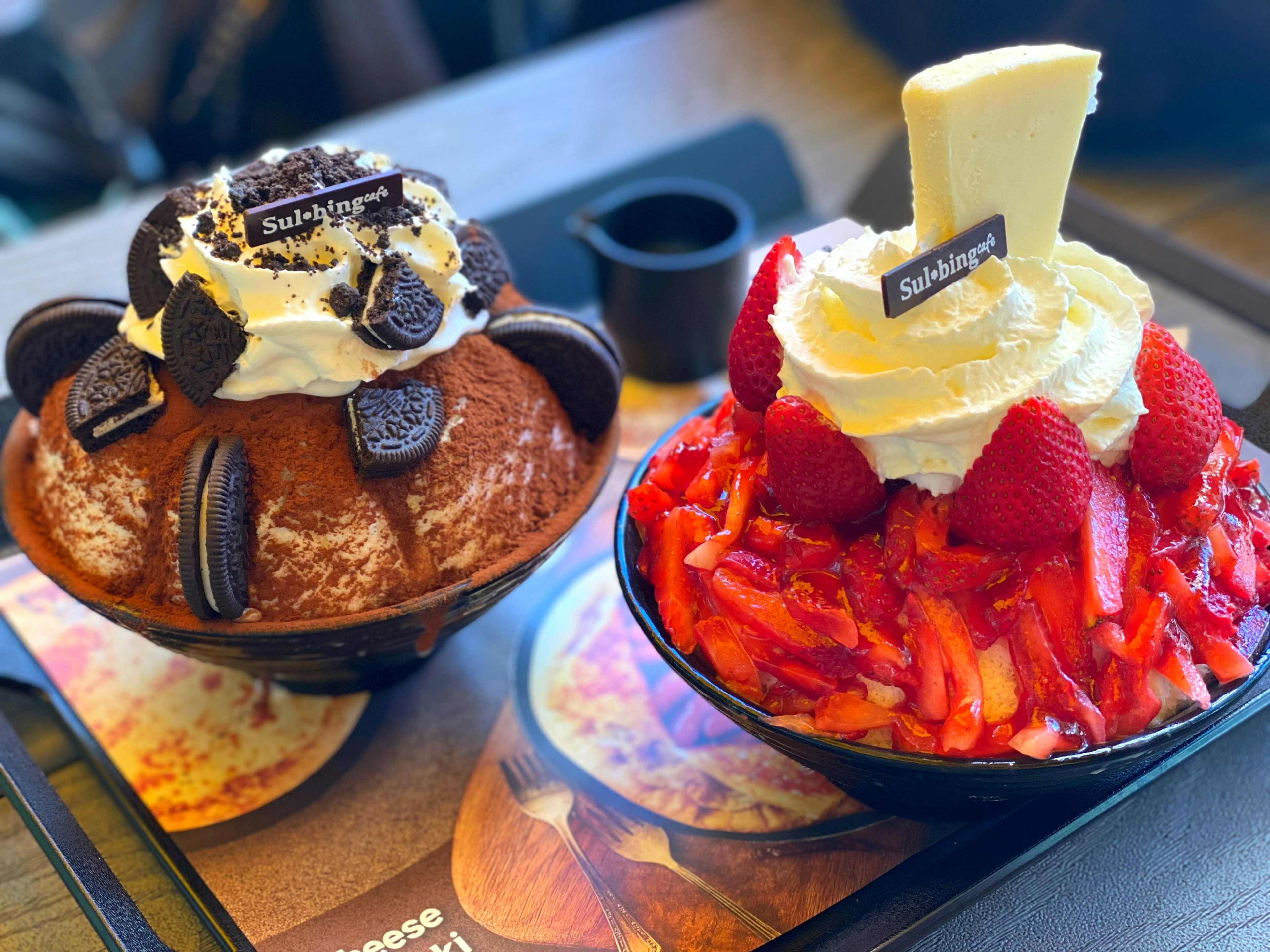 Postre bingsu de chocolate y fresa servido en cuencos