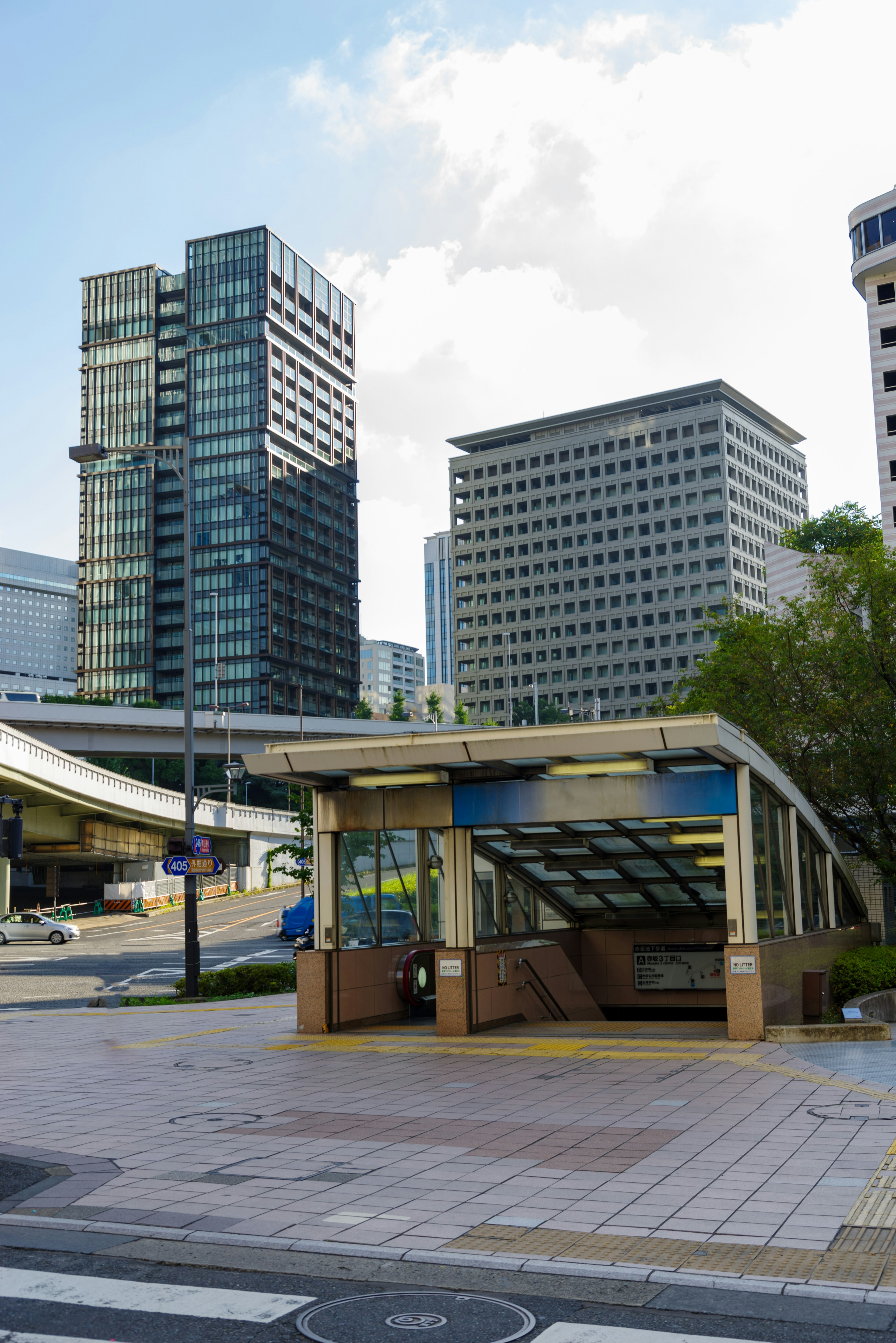 ทัศนียภาพเมืองที่มีตึกสูงทันสมัยและทางเข้ารถไฟใต้ดิน