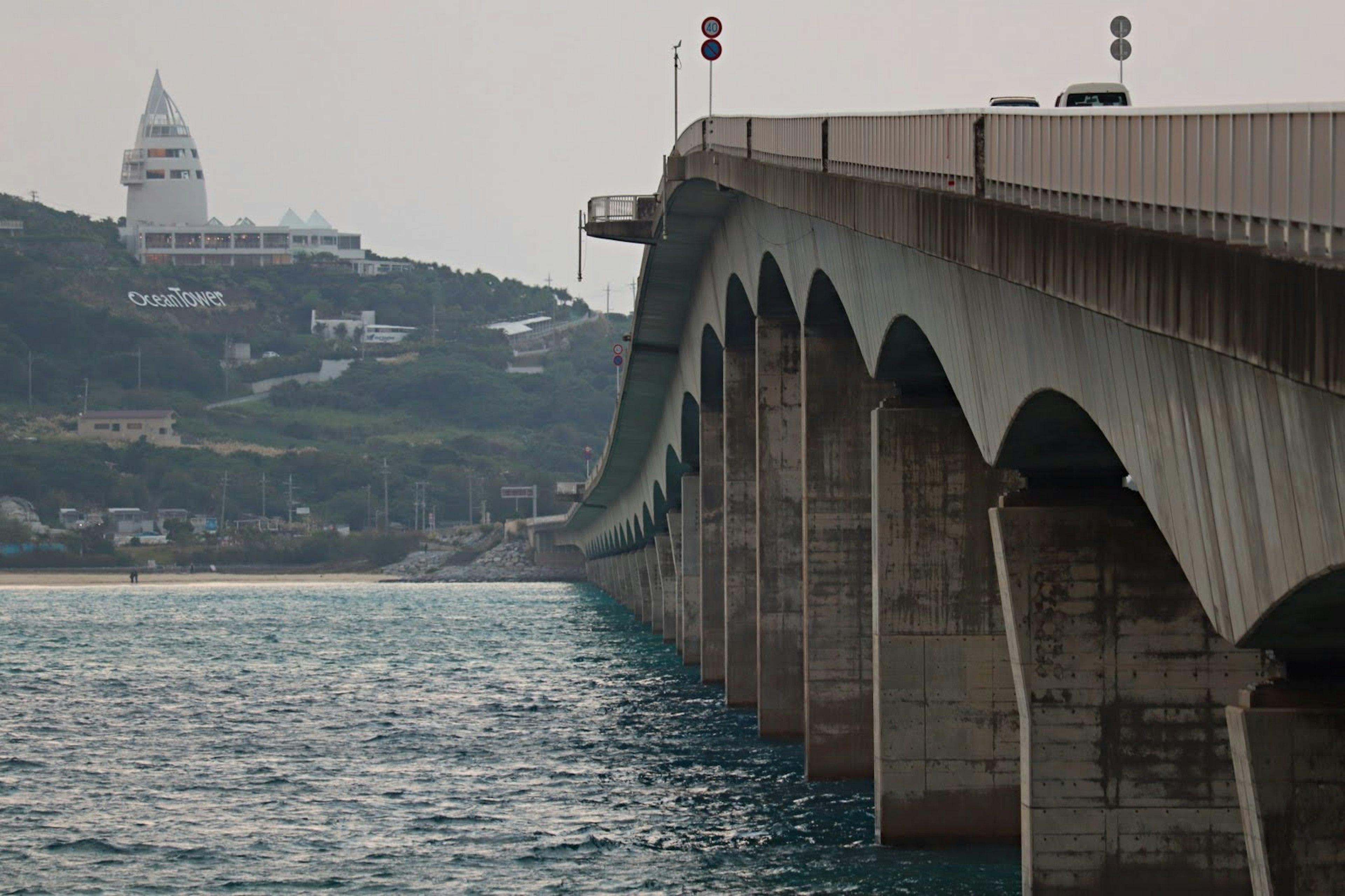 橋のアーチと海の景色が見える構造物の写真