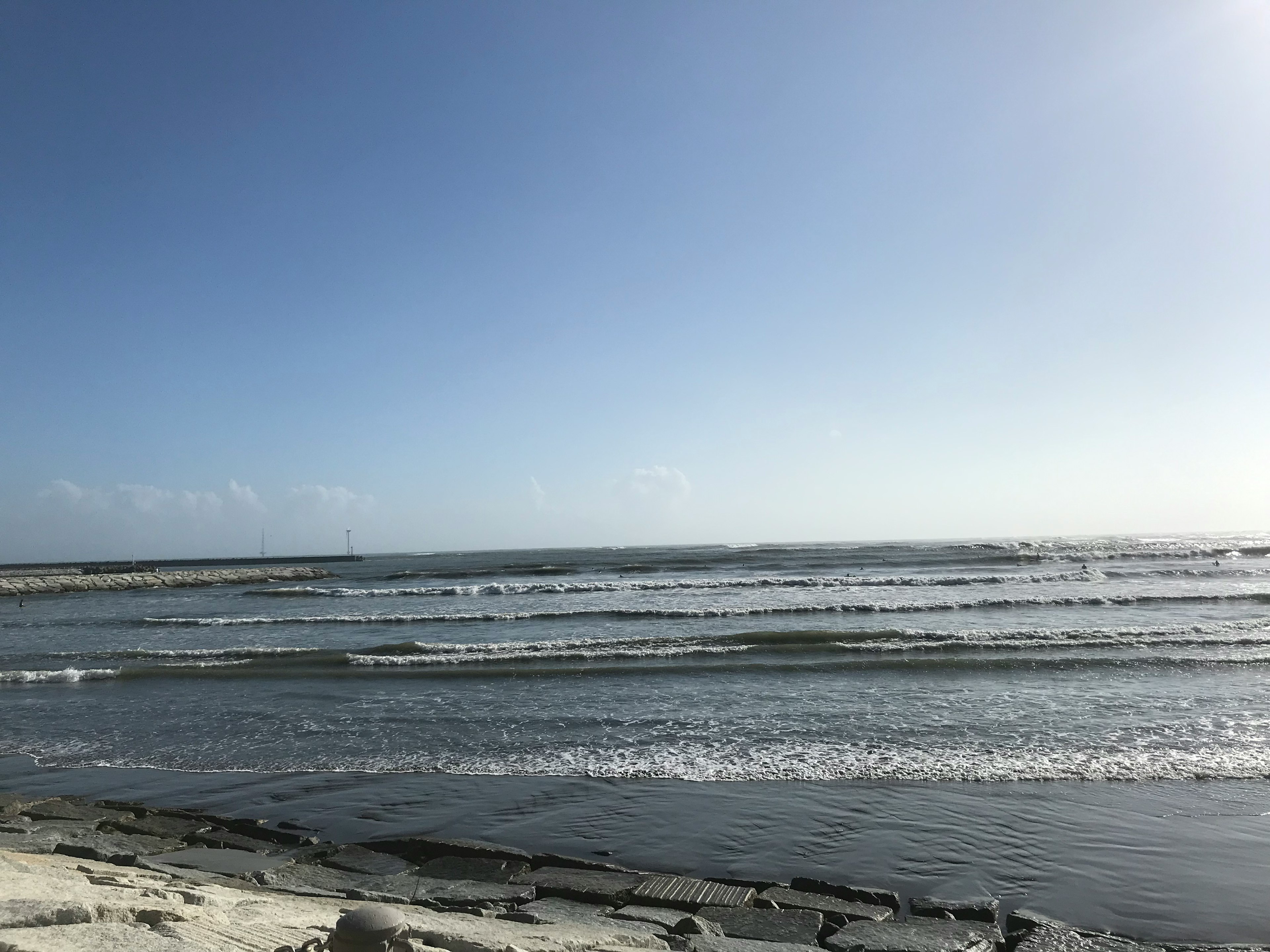 海岸風景，藍天與柔和的海浪