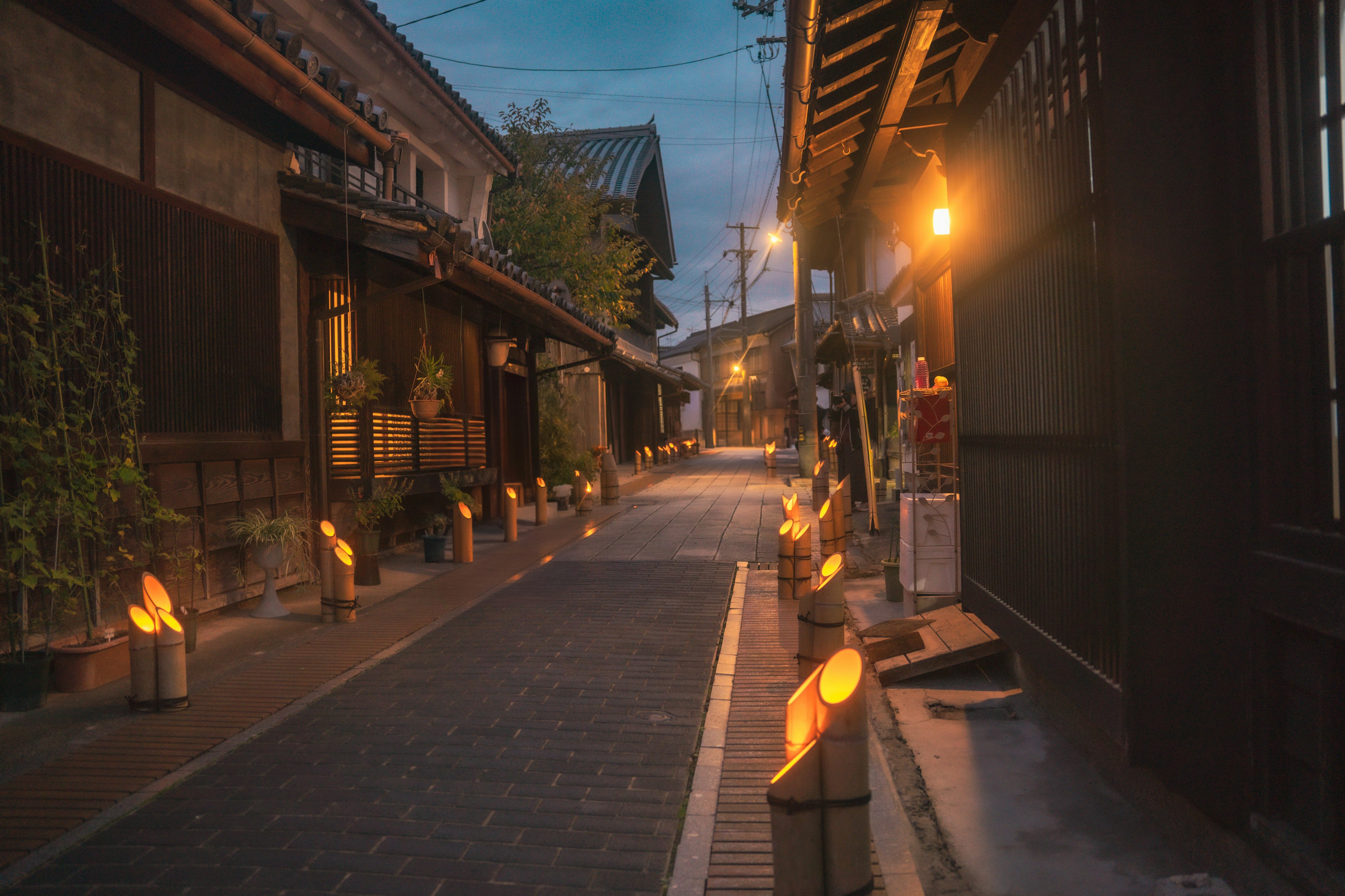 静かな夜の街並みに灯る温かい明かりの小道