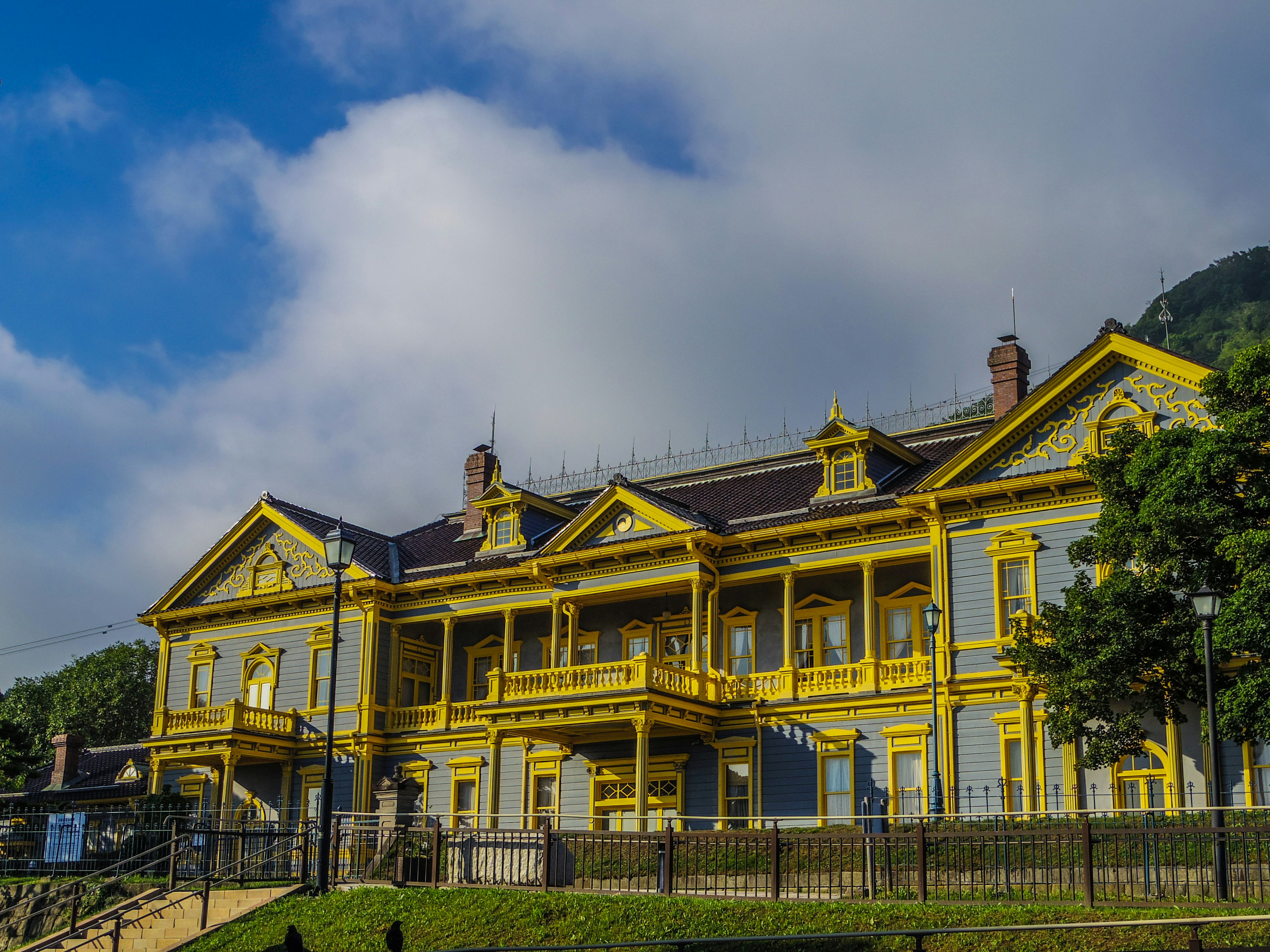 Bangunan bersejarah dengan eksterior kuning dan langit biru