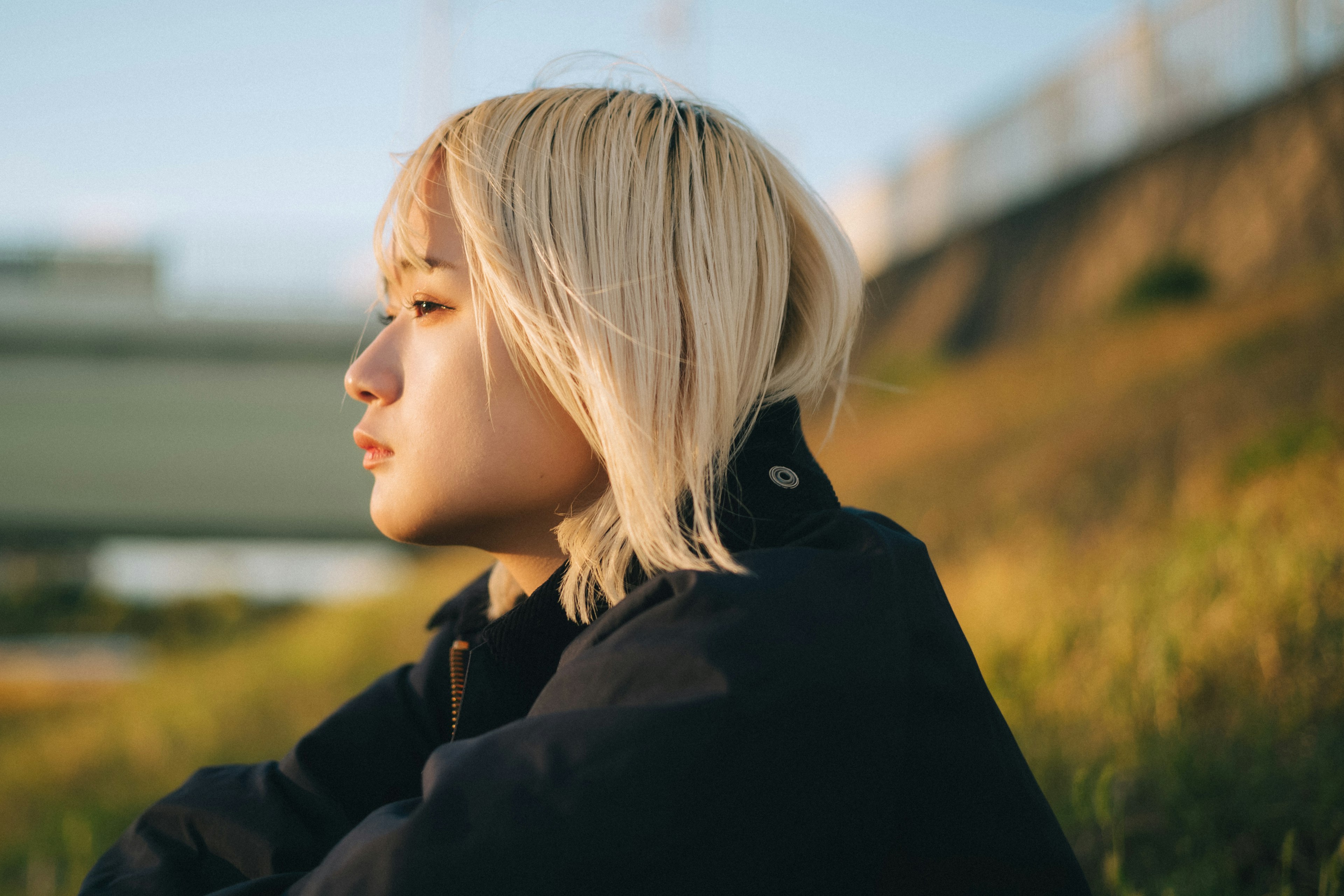 Profil einer Frau mit blonden Haaren gegen die Abendsonne