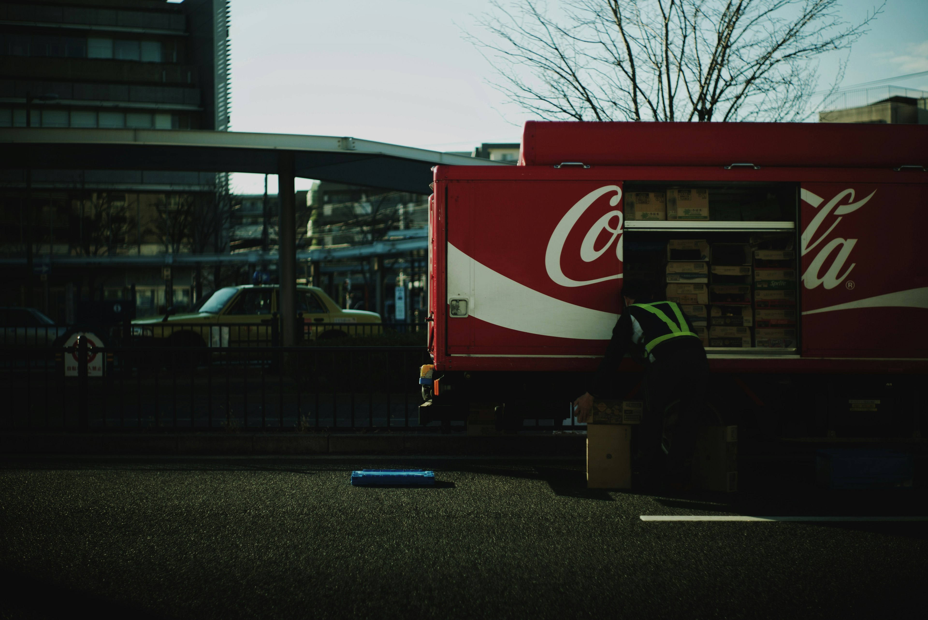 Hình ảnh một công nhân đang chất hàng từ xe tải Coca-Cola