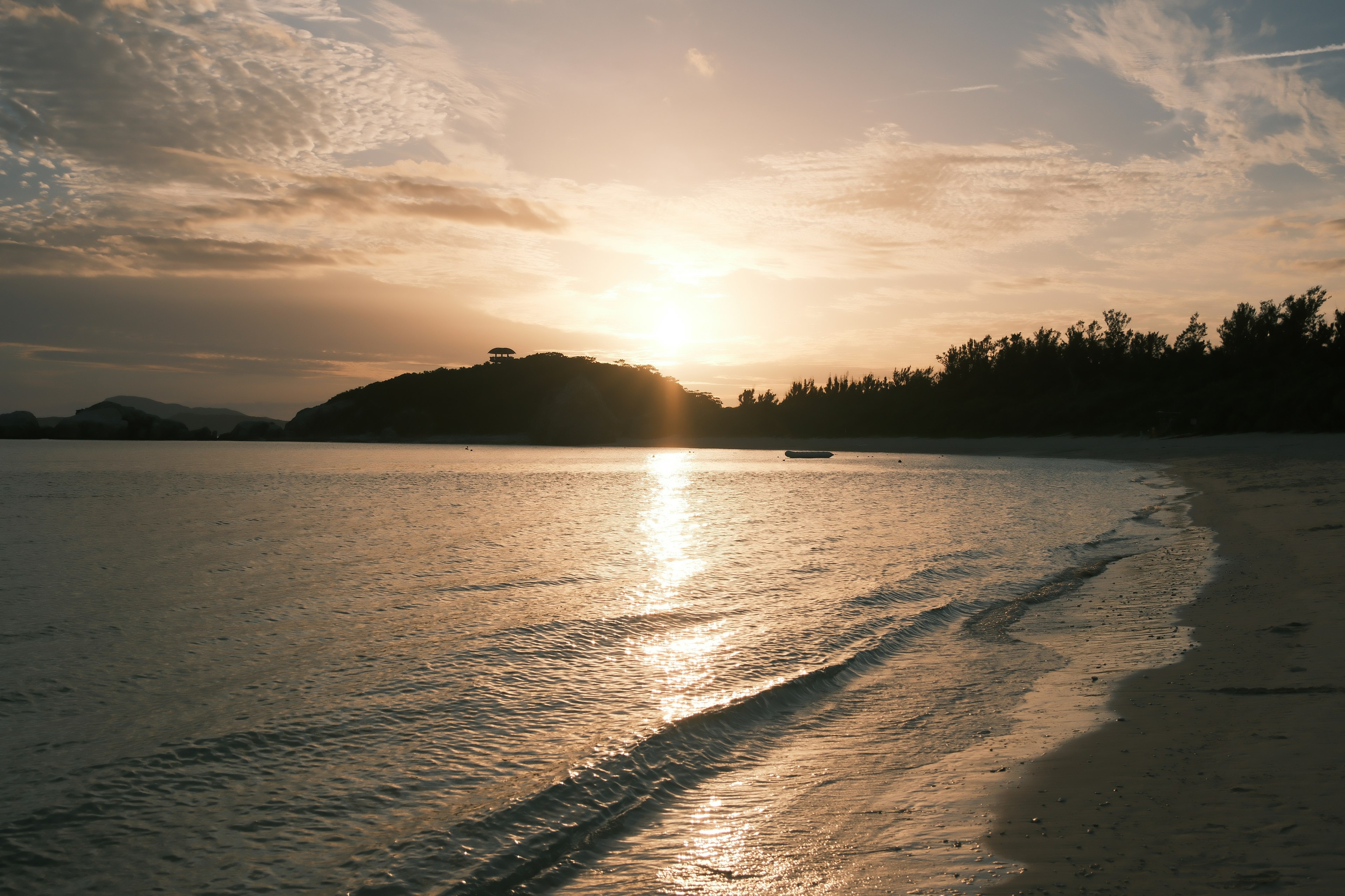 夕日が海に反射する美しいビーチの風景