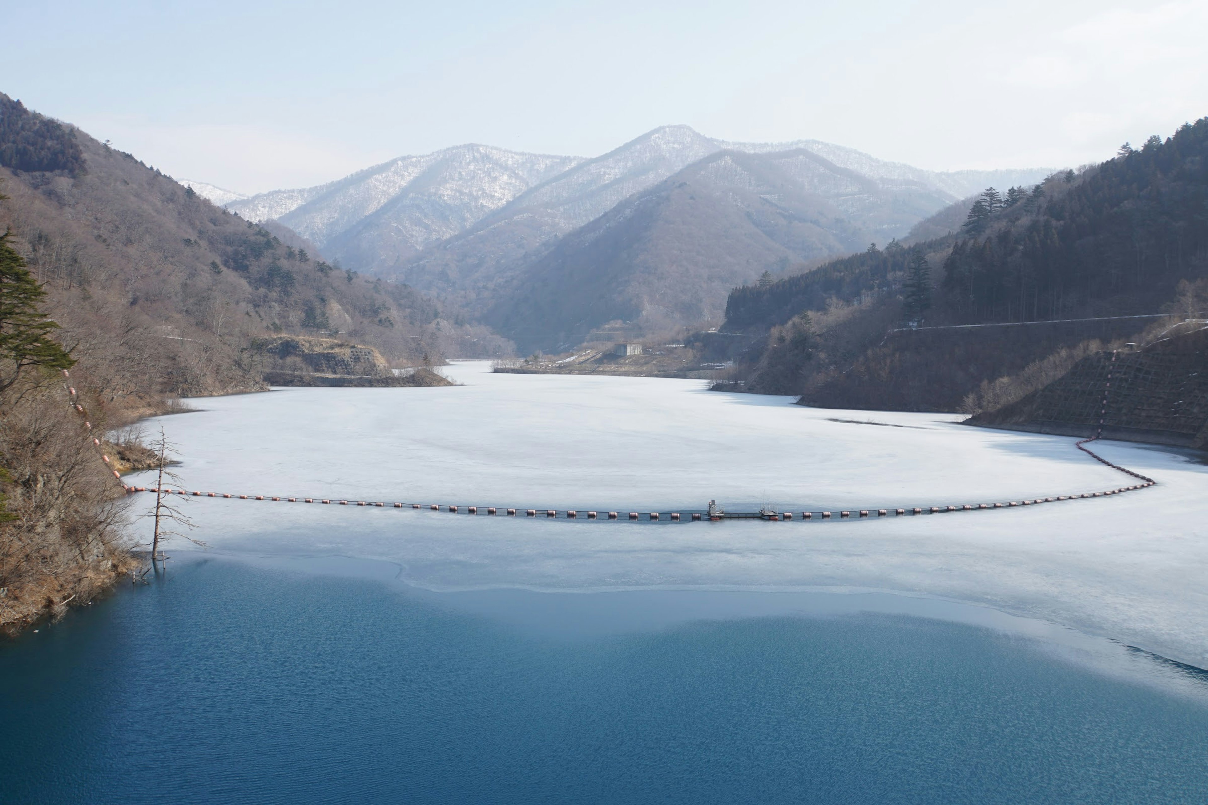 Vue pittoresque de montagnes enneigées et d'un lac gelé