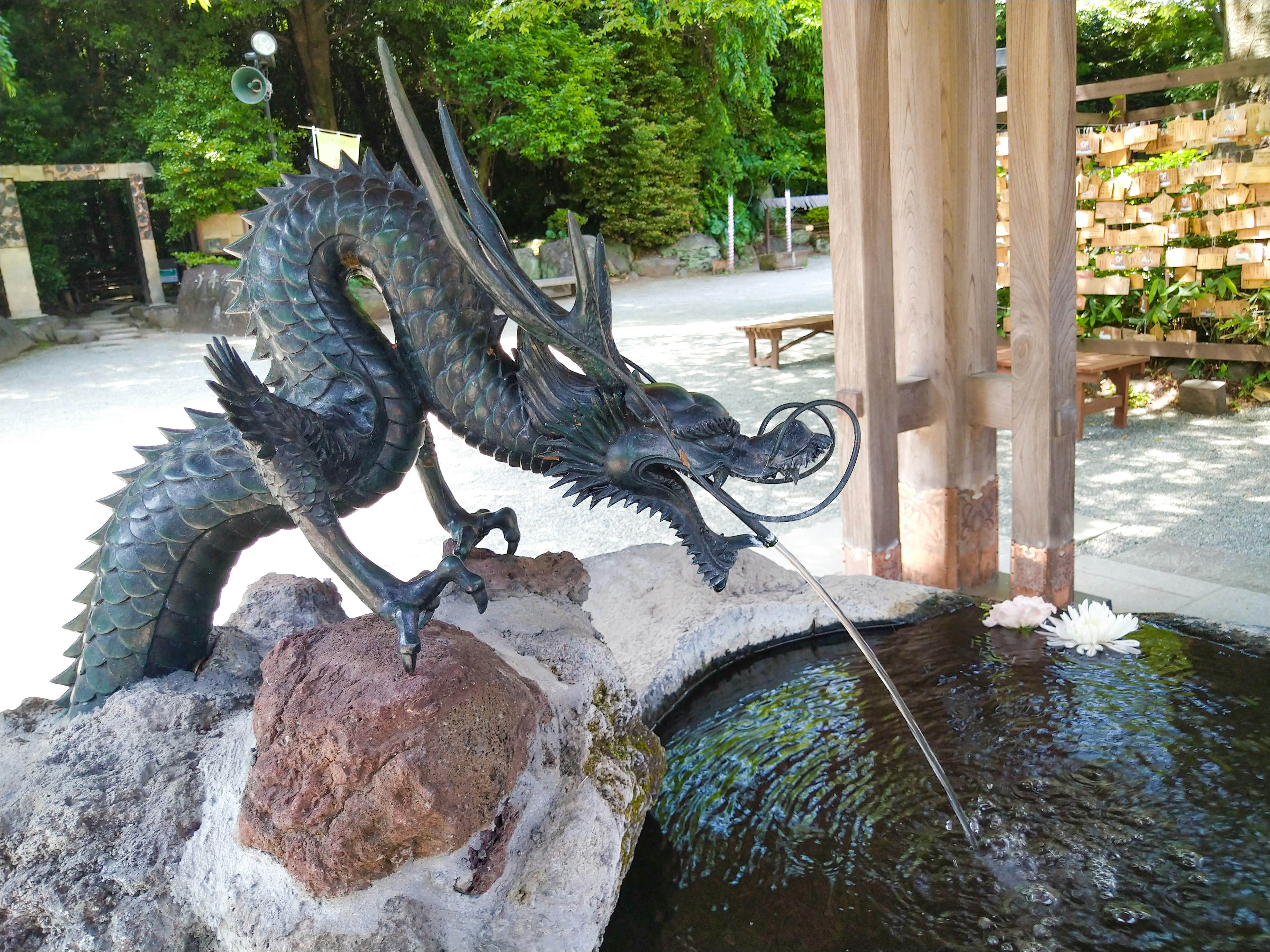 Eine schöne Drachenstatue spritzt Wasser in einer ruhigen Umgebung