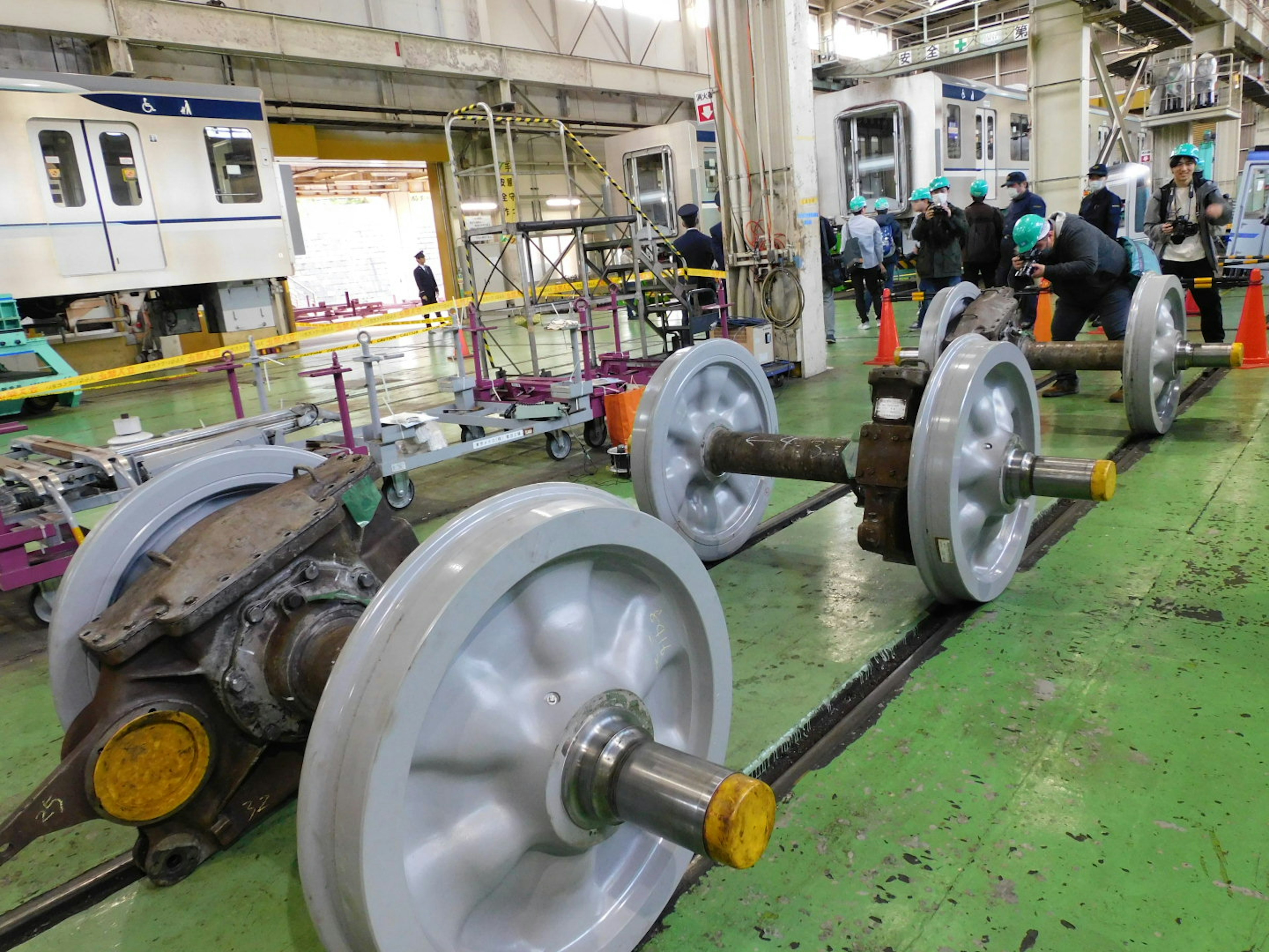 Vue des roues et des essieux de train en cours de travail dans une usine