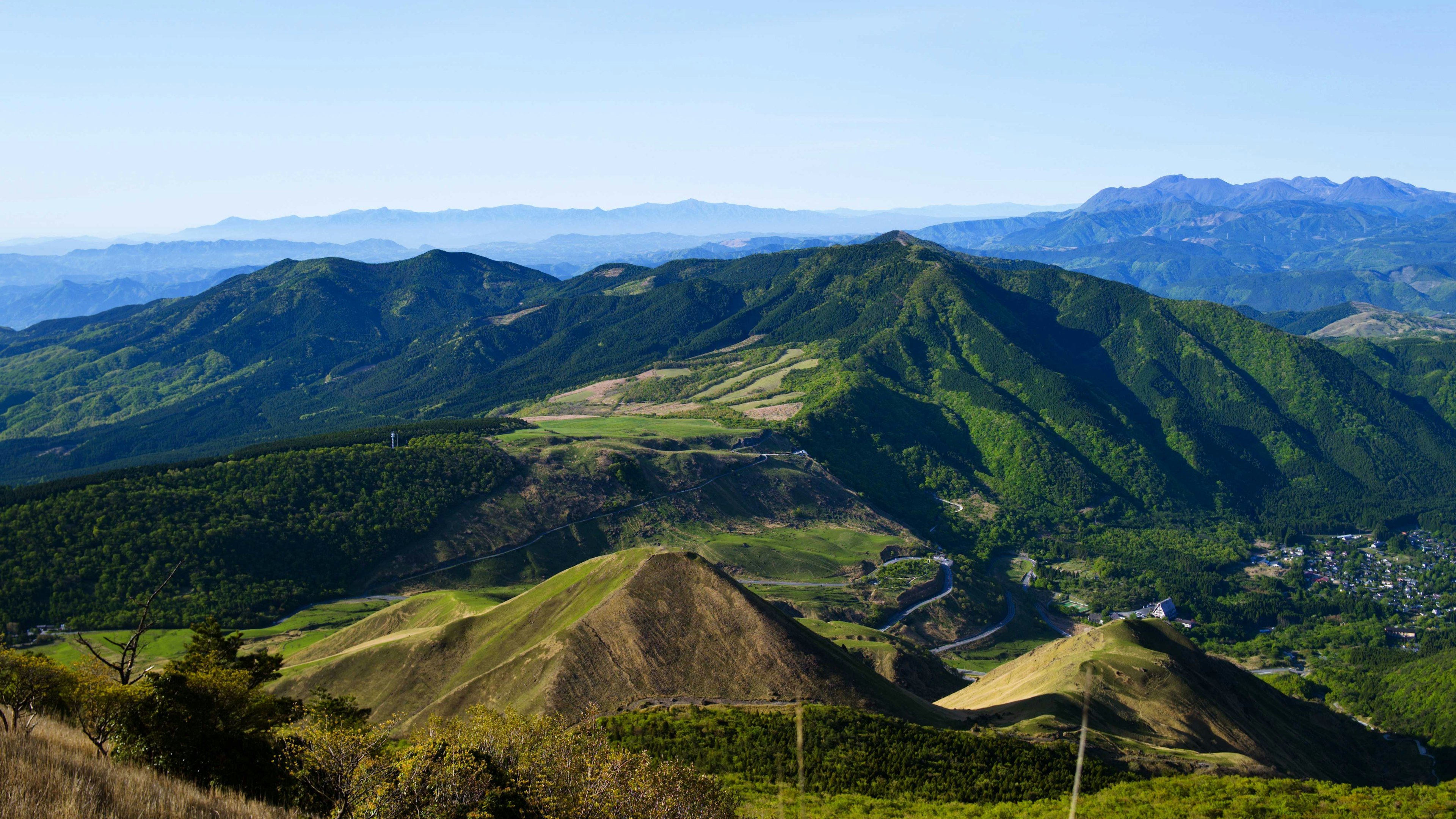 緑豊かな山々と谷のパノラマ風景