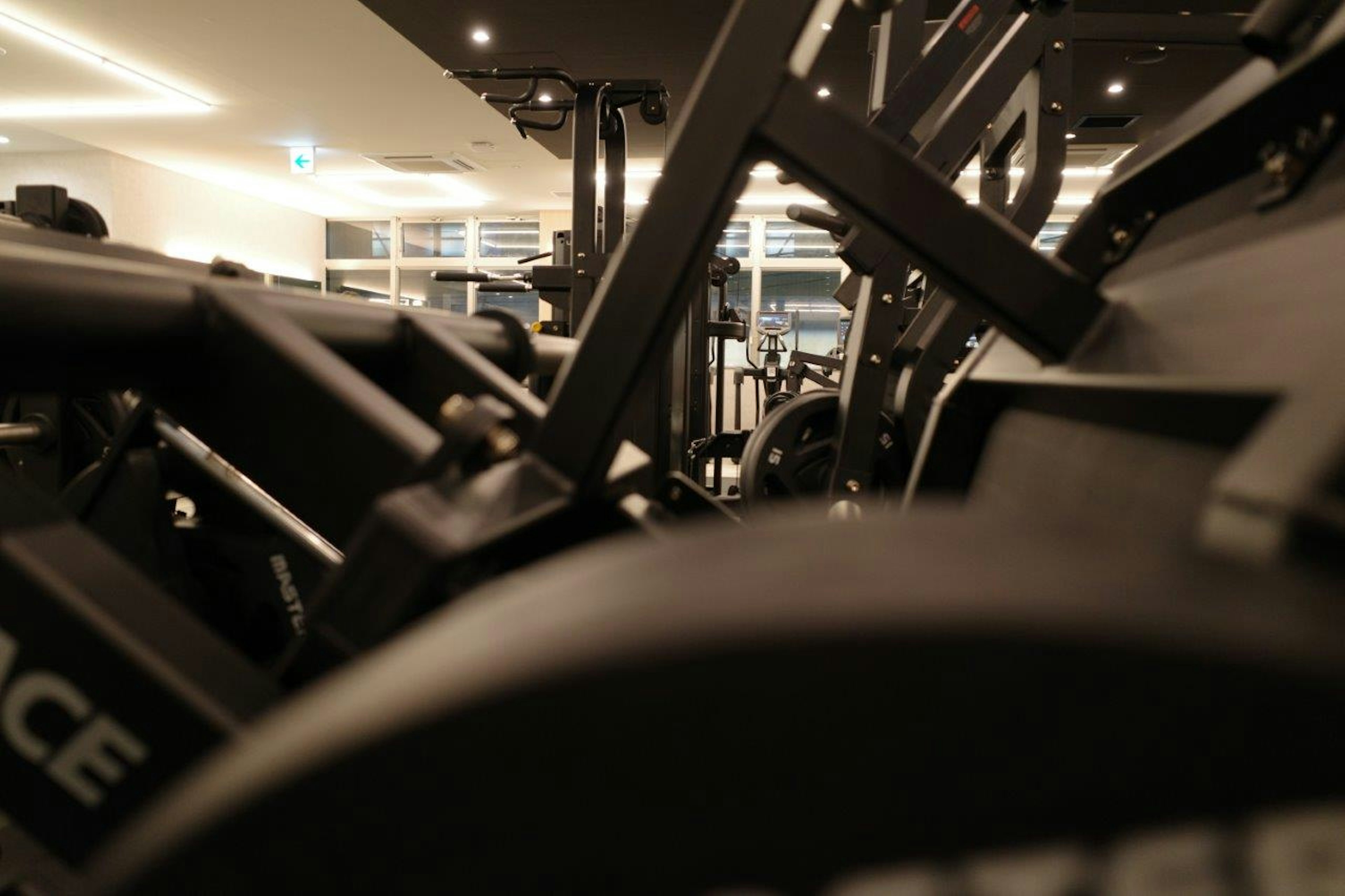 Innenansicht eines Fitnessstudios mit schwarzen Fitnessgeräten